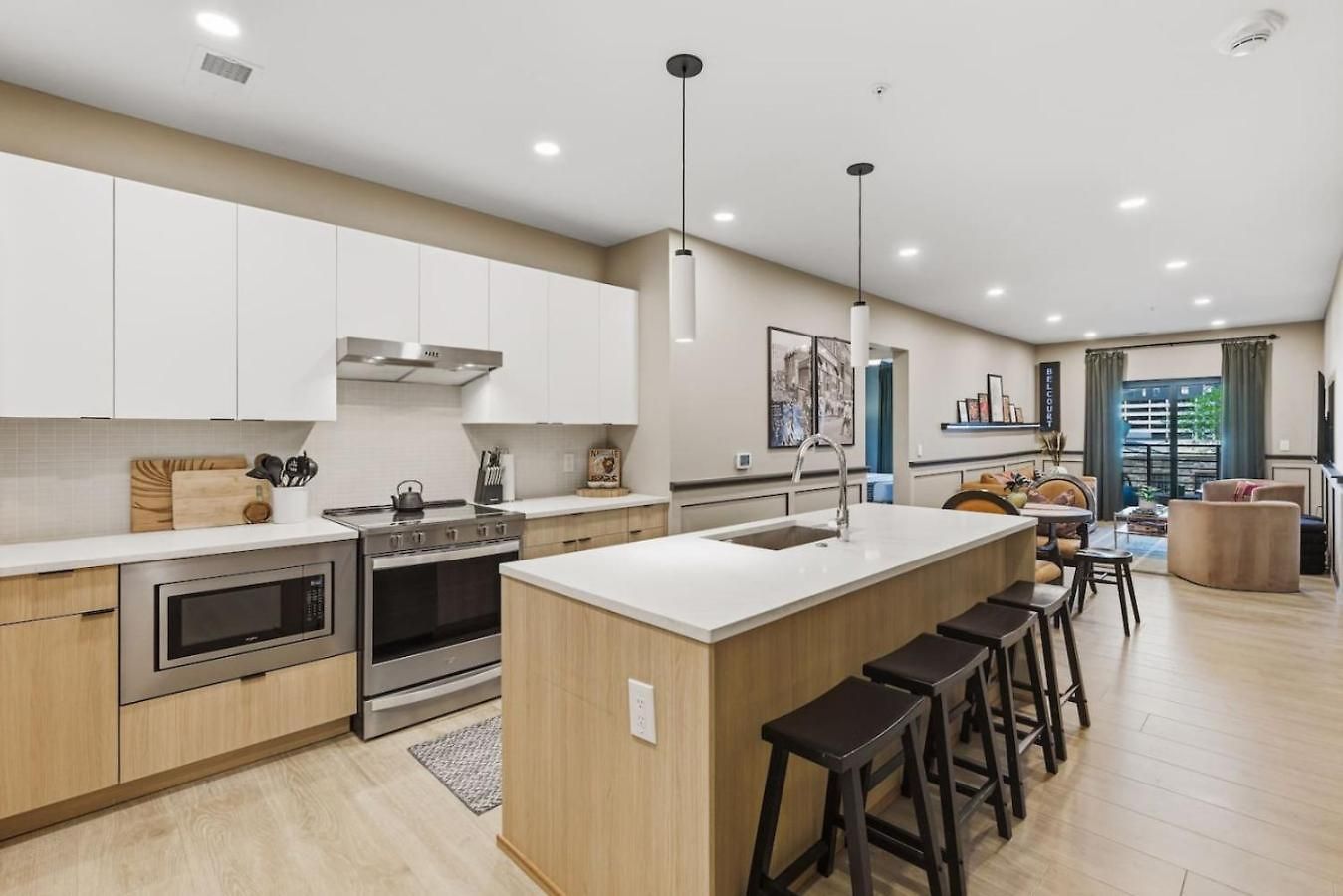 With Pool Balcony And Garage Walk To Downtown Broadway Holiday home Nashville