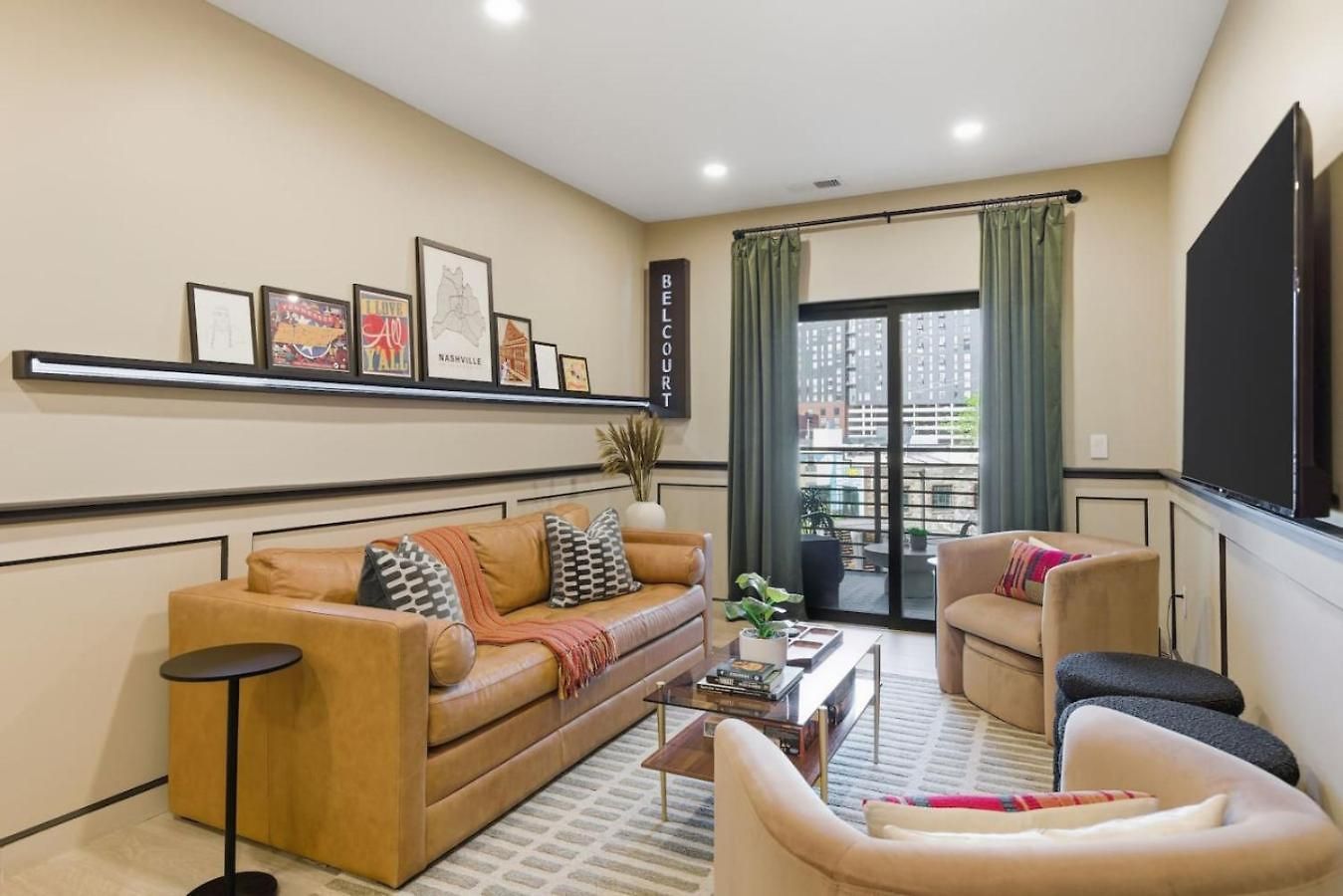 With Pool Balcony And Garage Walk To Downtown Broadway Holiday home *