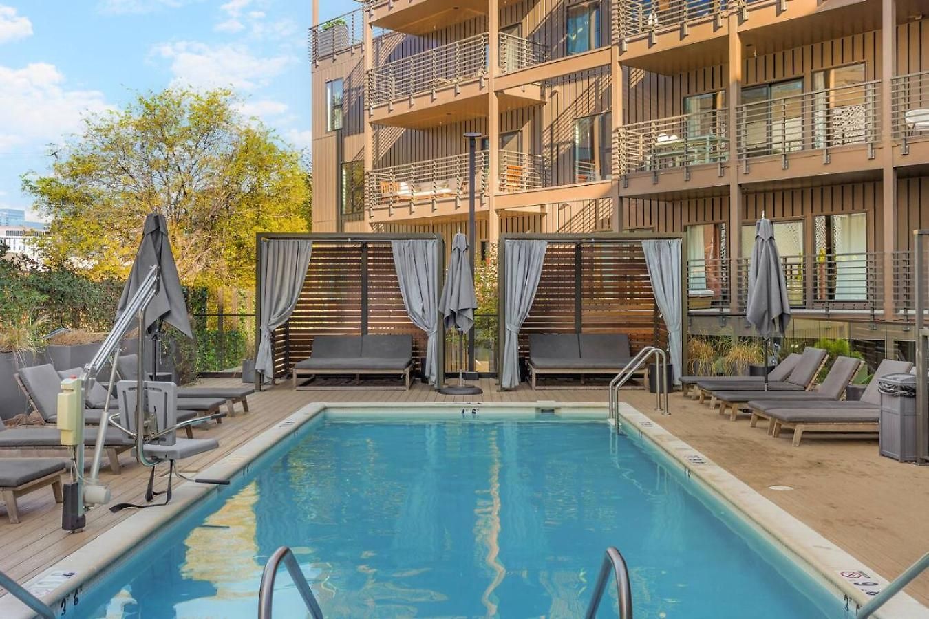With Pool Balcony And Garage Walk To Downtown Broadway *
