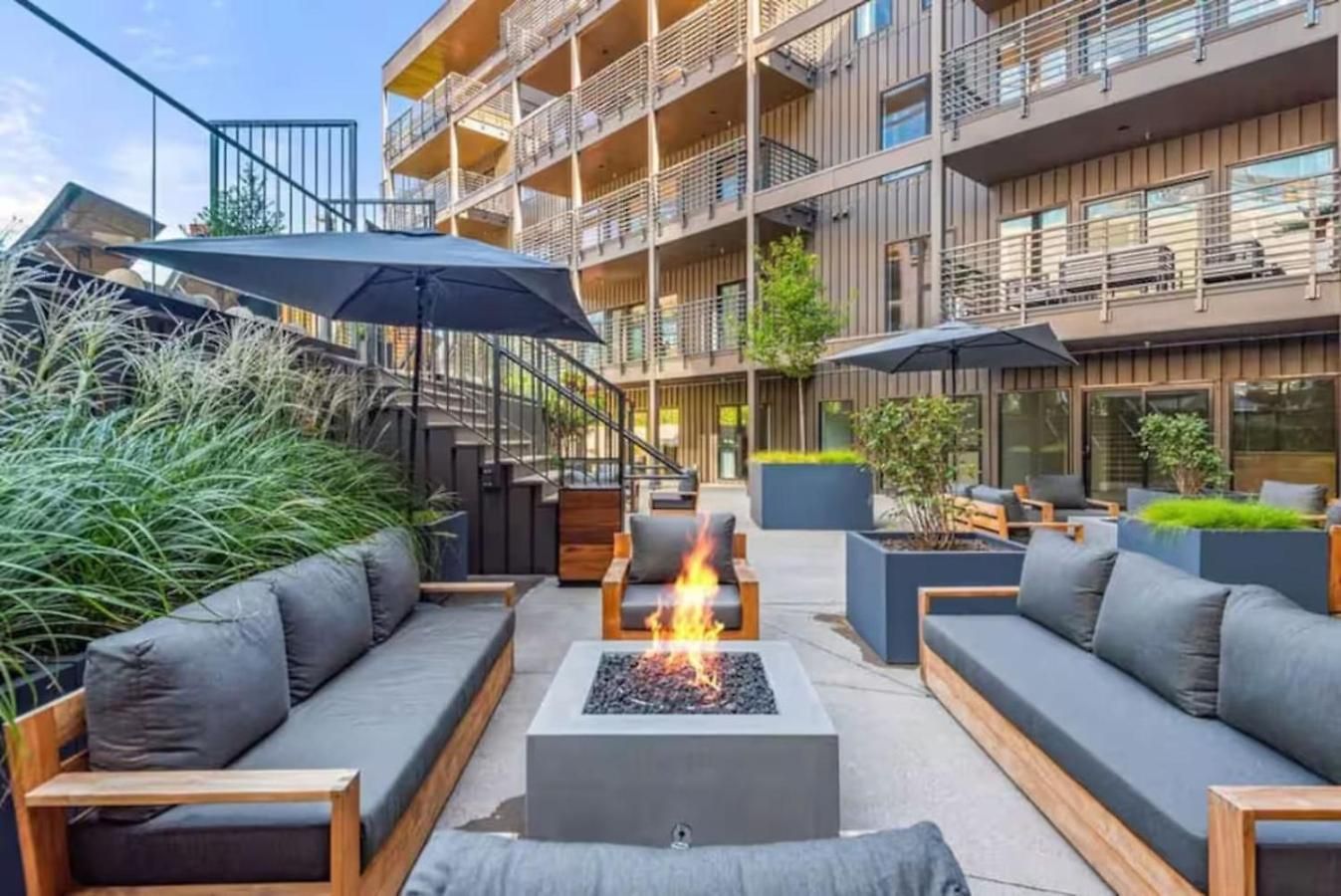 With Pool Balcony And Garage Walk To Downtown Broadway Holiday home Nashville