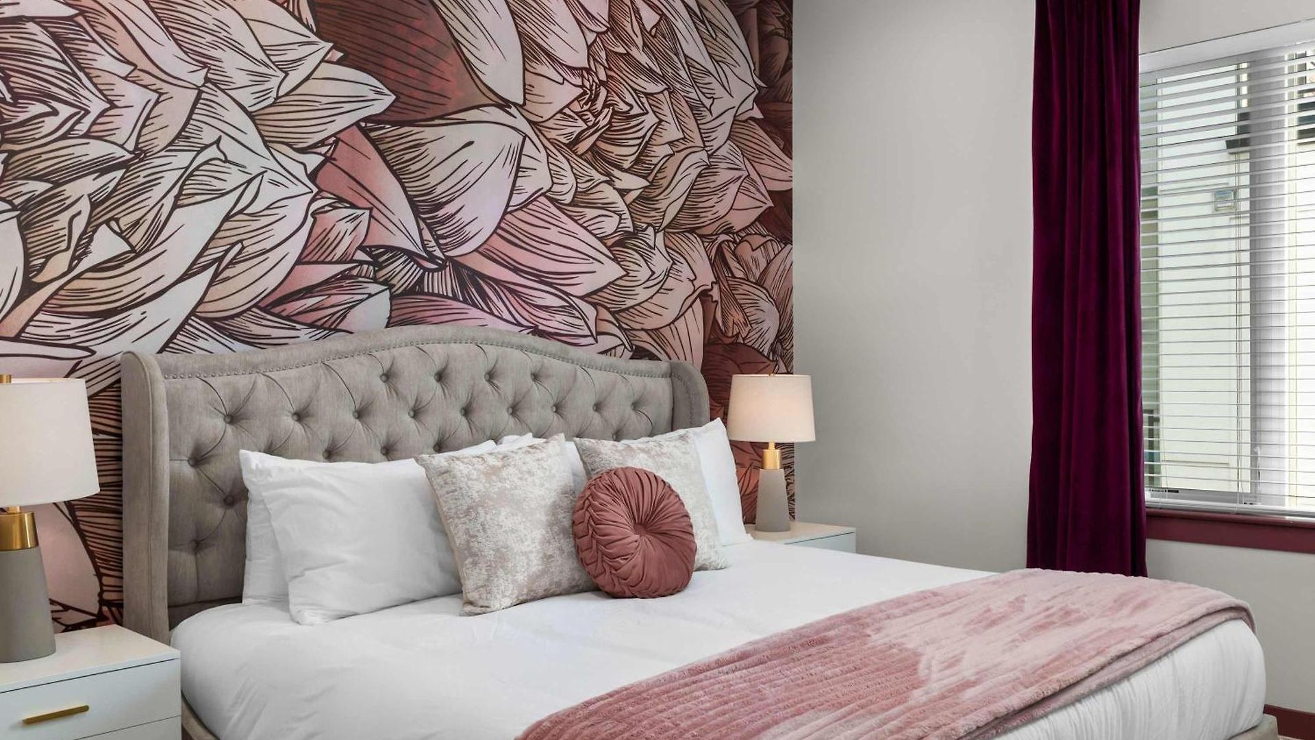 The Wild Rose House - Brand New - Skyline Views Holiday home