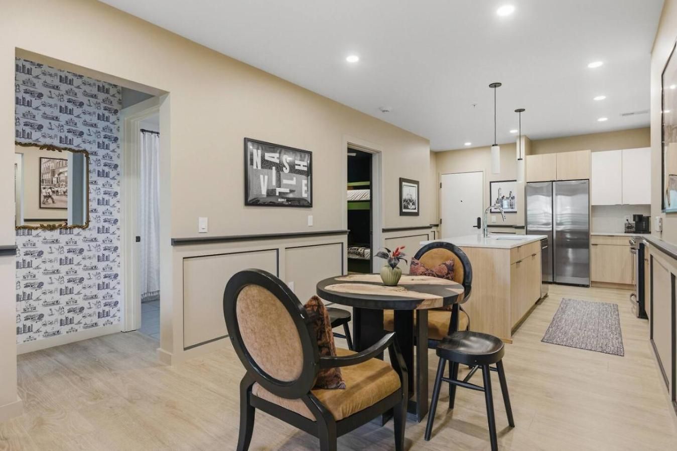 With Pool Balcony And Garage Walk To Downtown Broadway Holiday home *