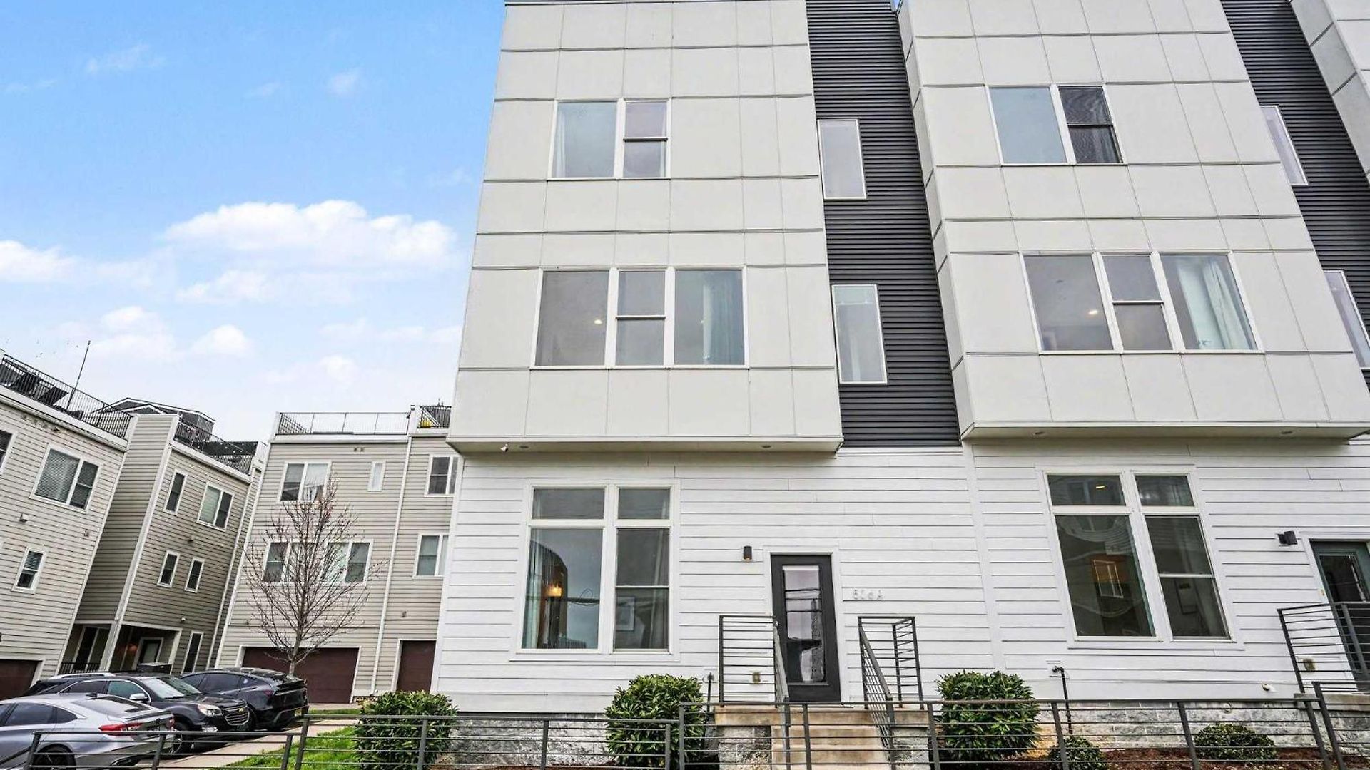 Holiday home 2 Stylish Townhomes W Rooftop Views Near Broadway *