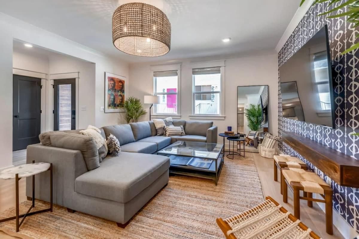 Three Luxury Townhomes Near Five Points Holiday home