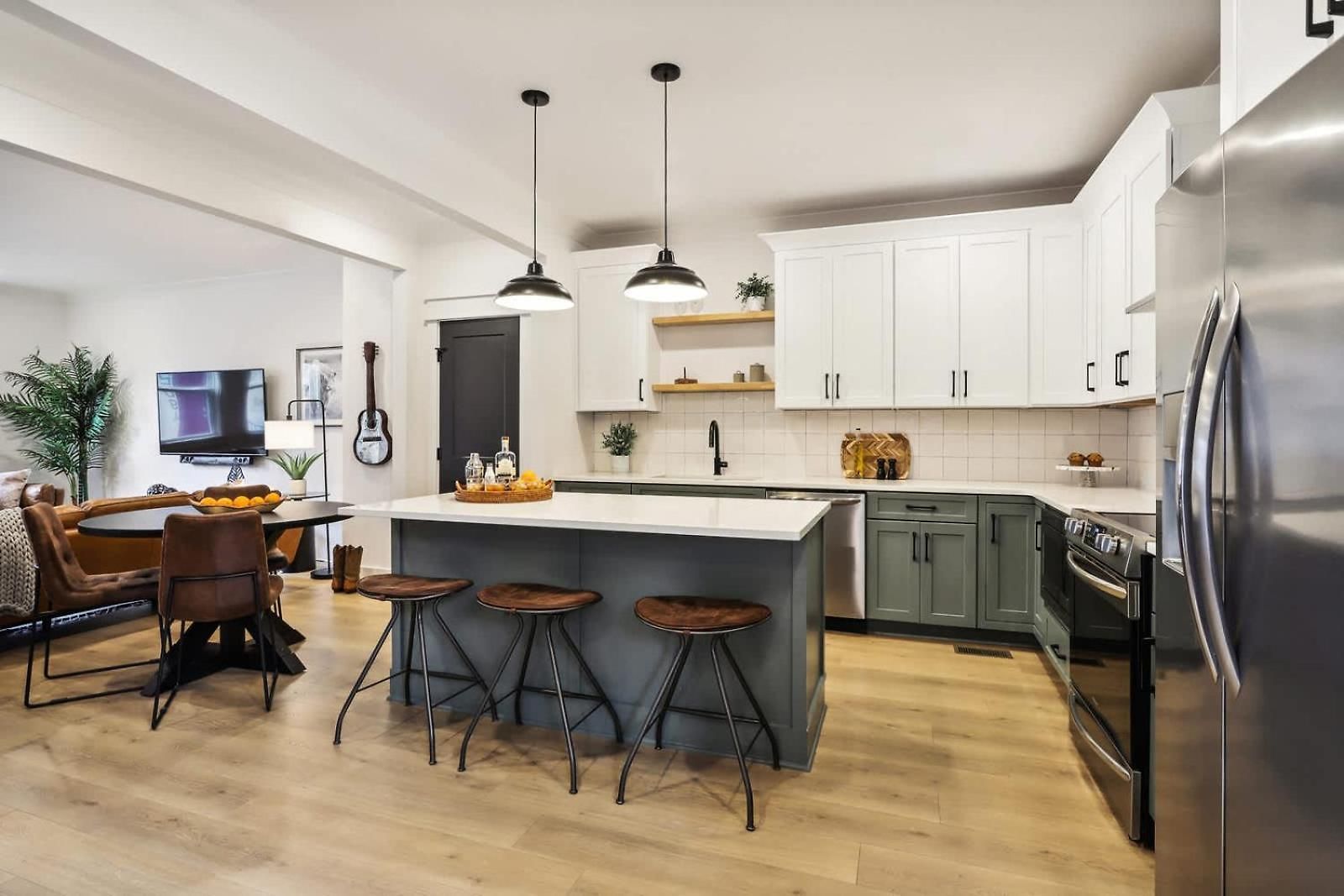 Two Beautiful Luxury Renovations Near Downtown Holiday home