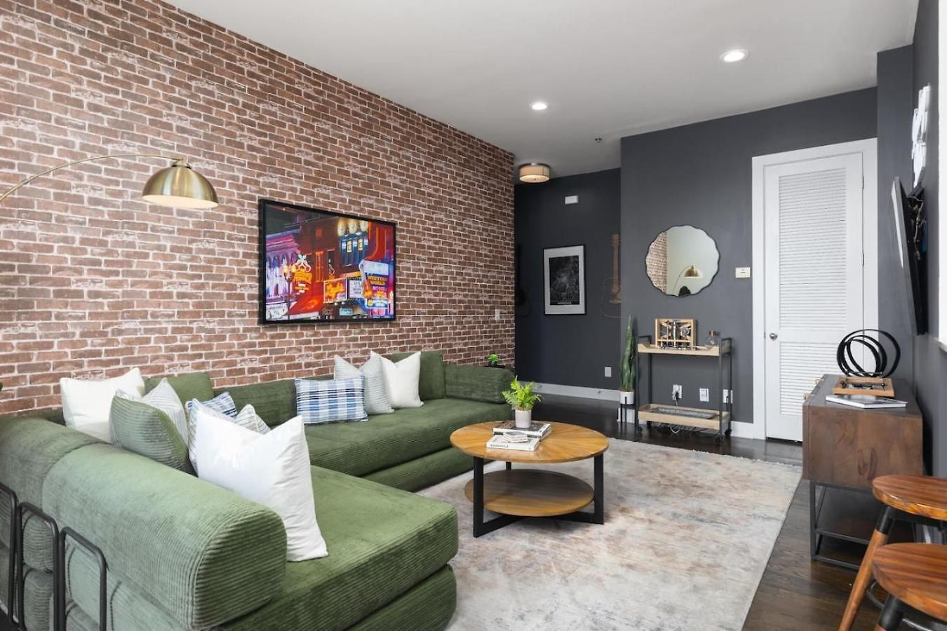 With Garage Parking - By Vanderbilt And Only 2 Miles To Downtown Holiday home Nashville