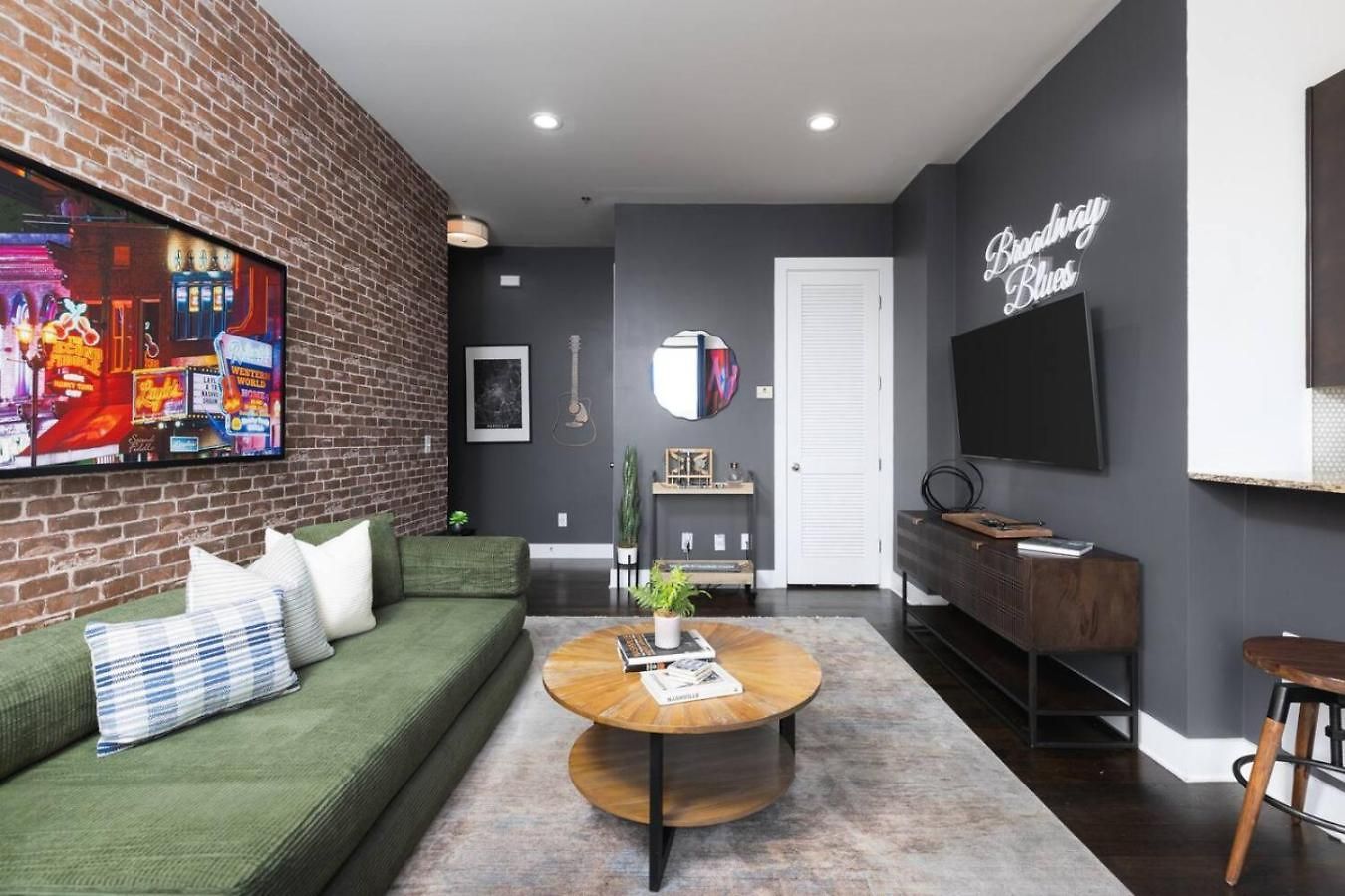 With Garage Parking - By Vanderbilt And Only 2 Miles To Downtown Holiday home *