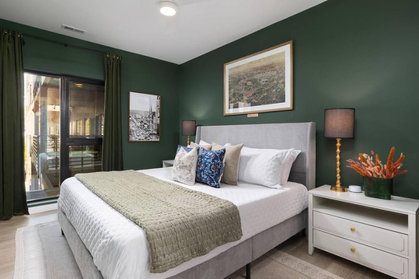 With Pool Balcony And Garage Walk To Downtown Broadway Holiday home