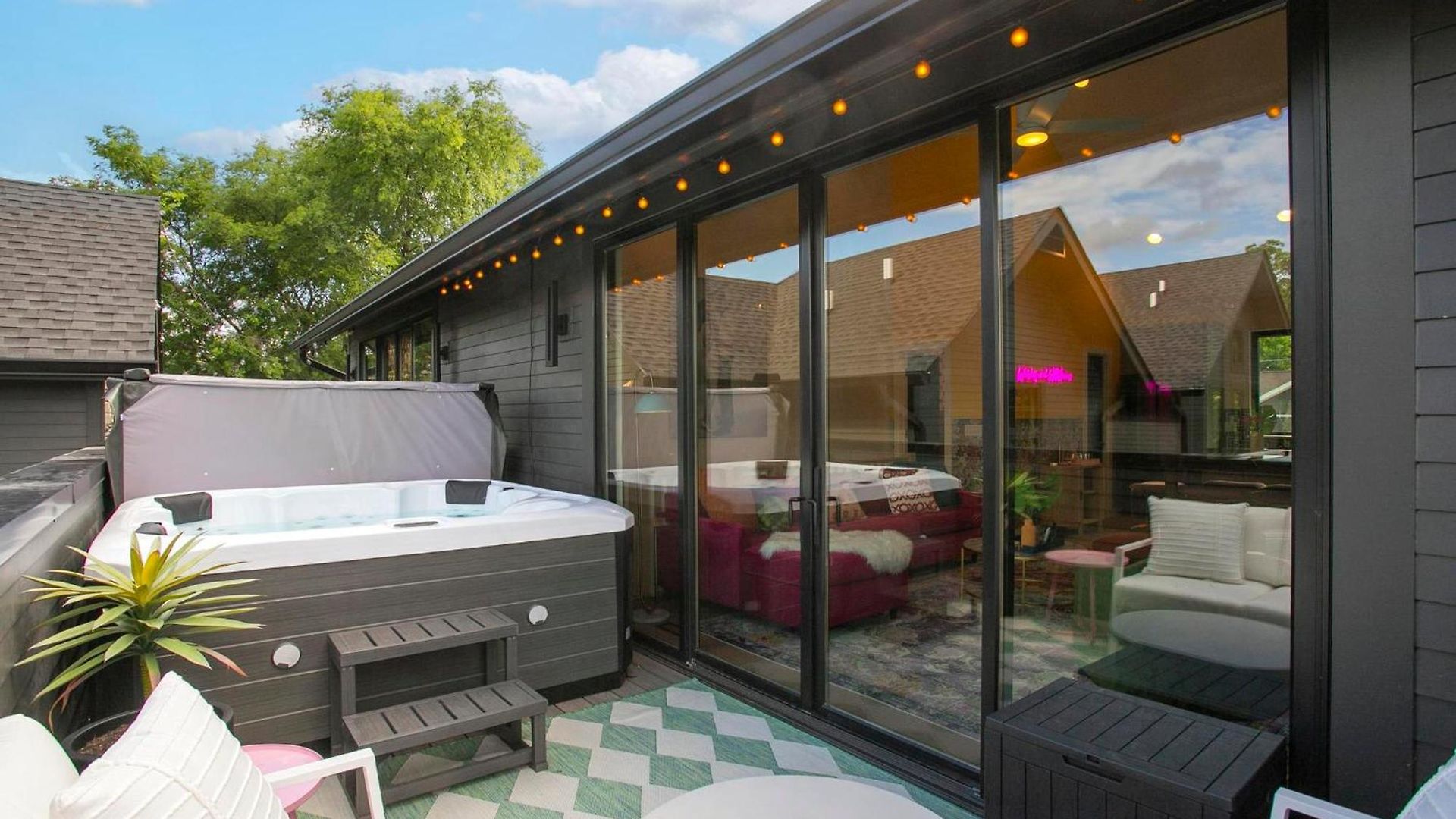 Bohemian Chic Hot Tub Sleeps 12 Holiday home *