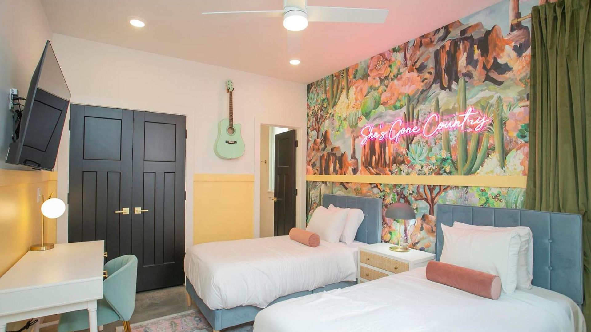 Holiday home Bohemian Chic Hot Tub Sleeps 12 *