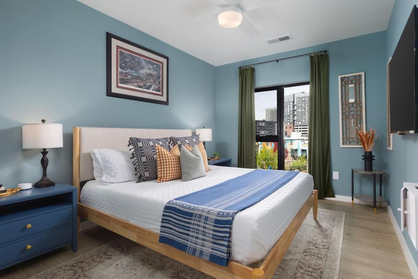 With Pool Balcony And Garage Walk To Downtown Broadway Holiday home