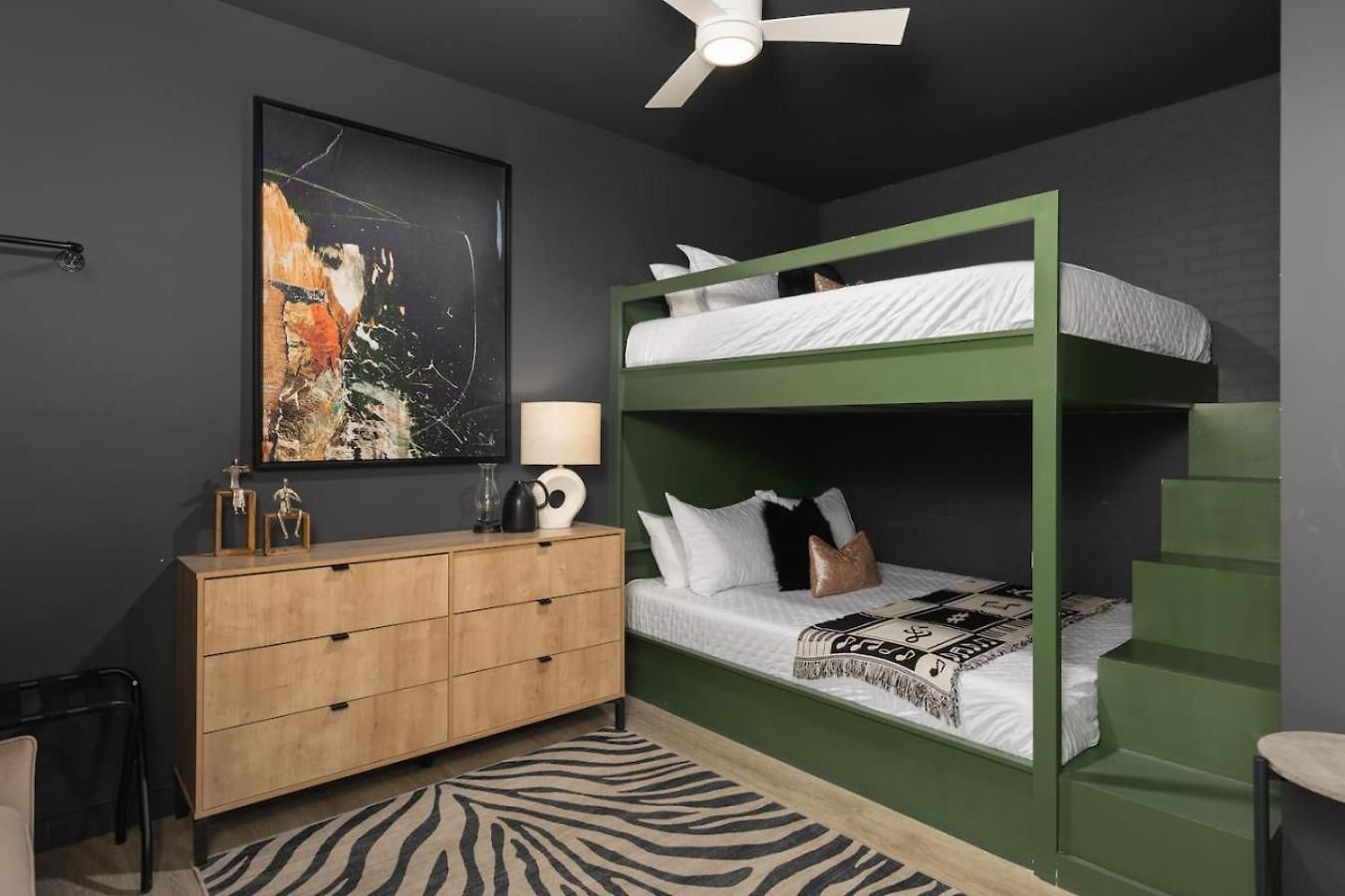 With Pool Balcony And Garage Walk To Downtown Broadway * Nashville