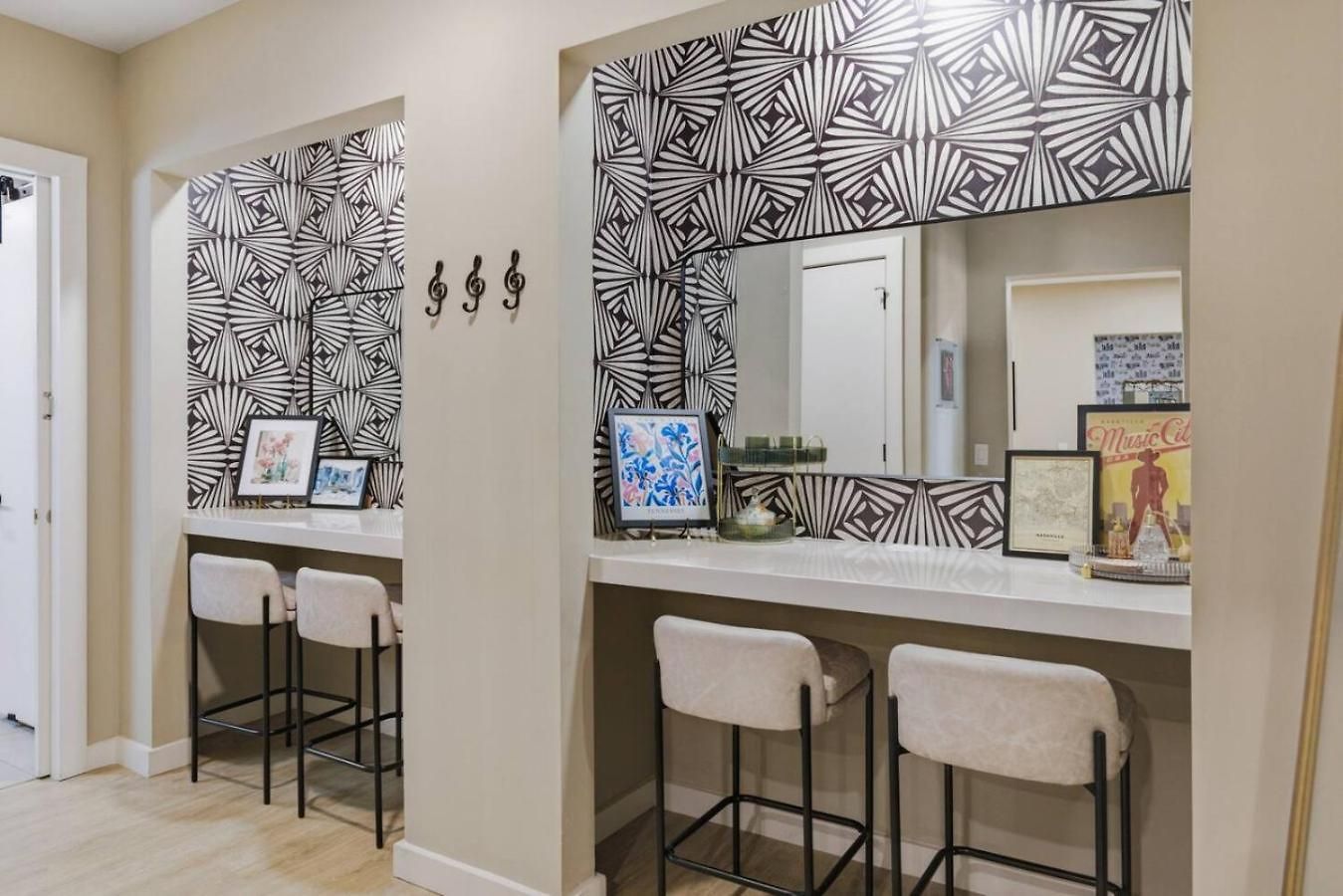 Holiday home With Pool Balcony And Garage Walk To Downtown Broadway