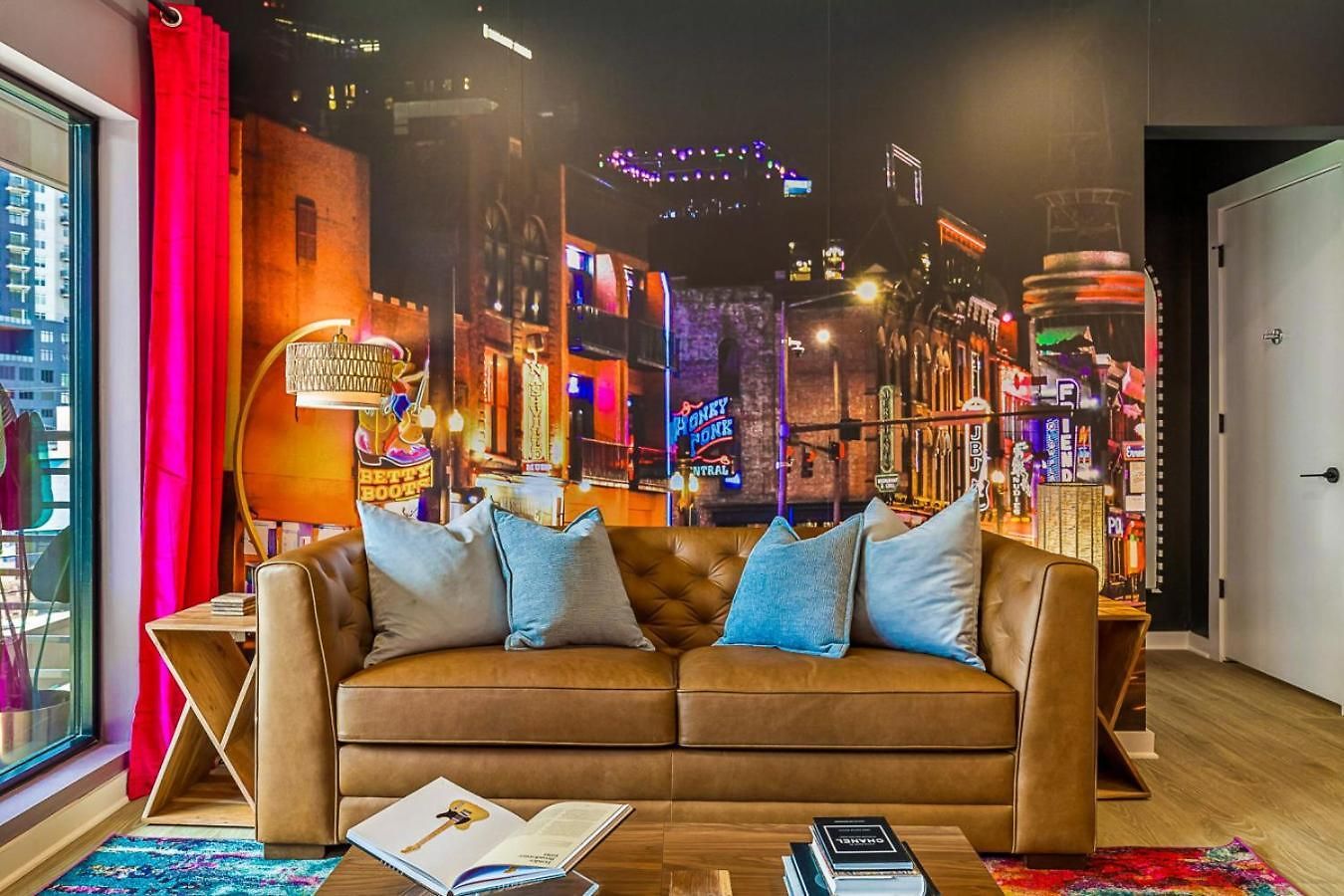 Walk To Broadway From The Hidden Gem With Pool Gym And Holiday home Nashville