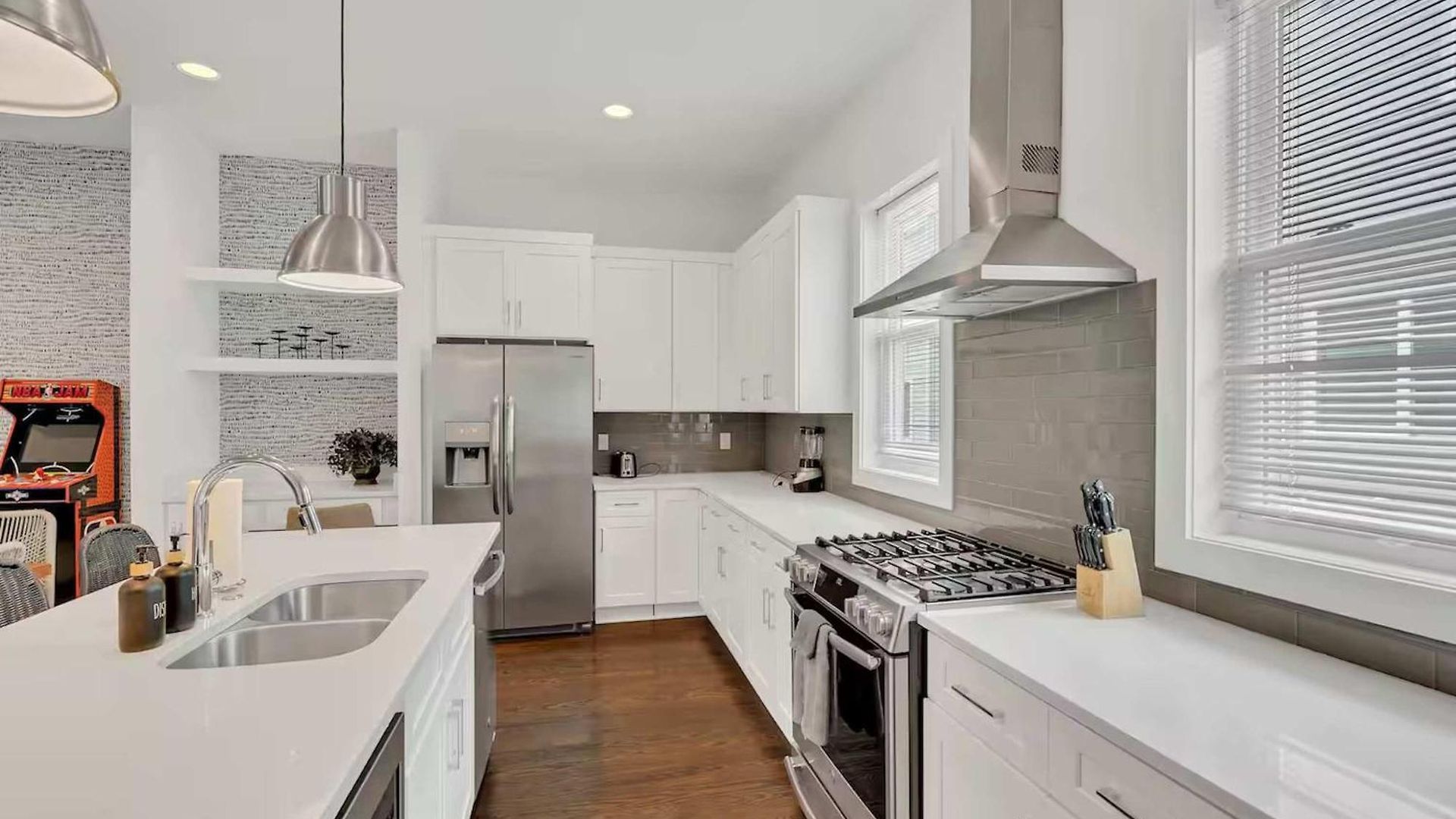 Stylish Townhome W Rooftop Views Near Broadway *