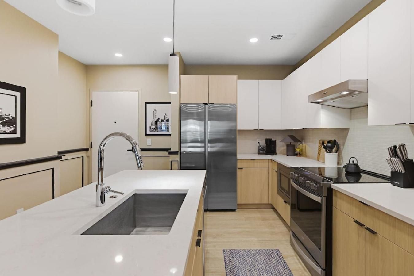 With Pool Balcony And Garage Walk To Downtown Broadway Nashville