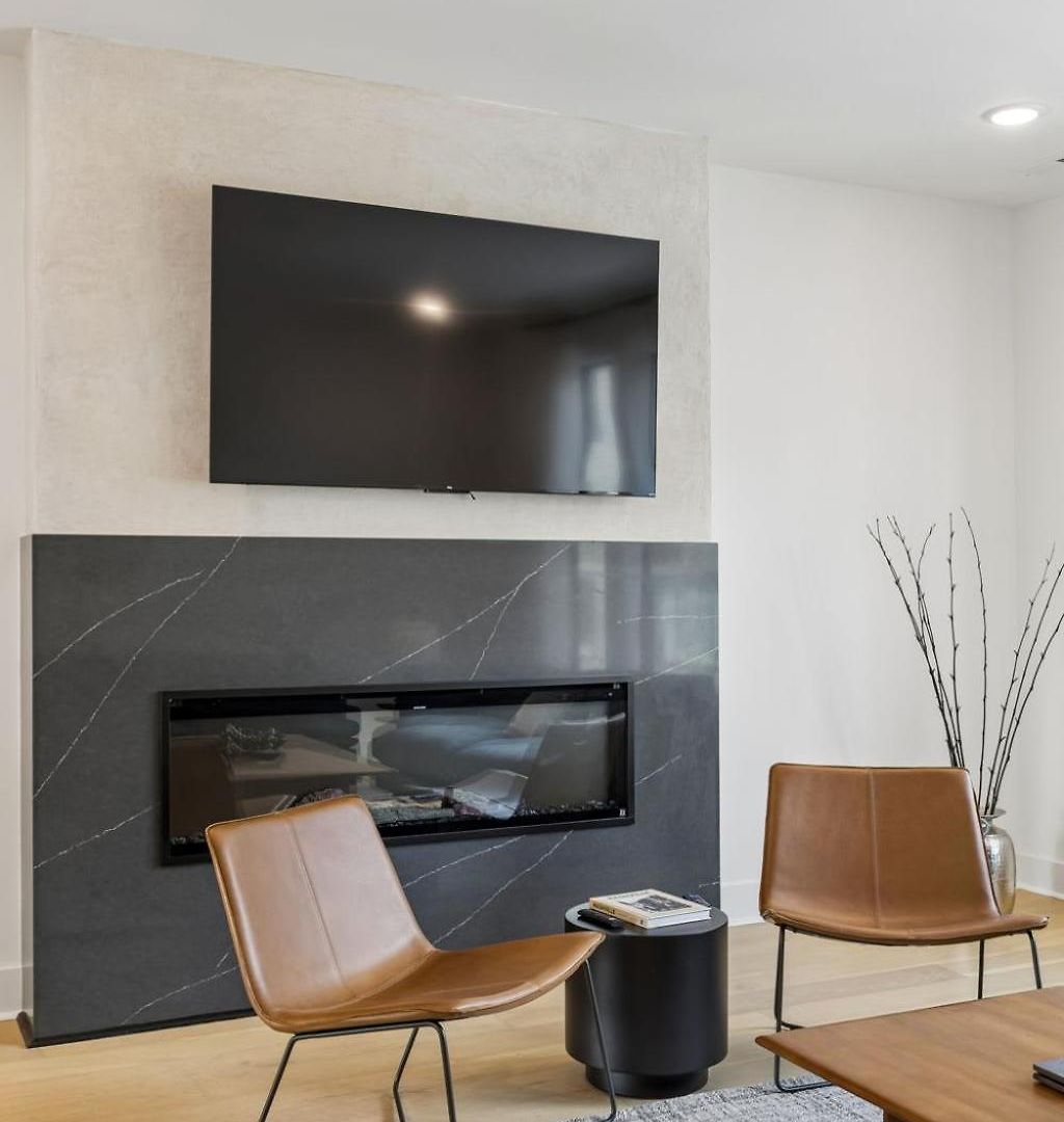 Trendy Townhouse Rooftop Hot Tub & Fireplace