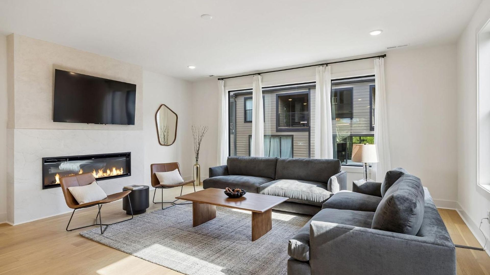 Stylish 3-story Townhome Hot Tub & Fireplace *