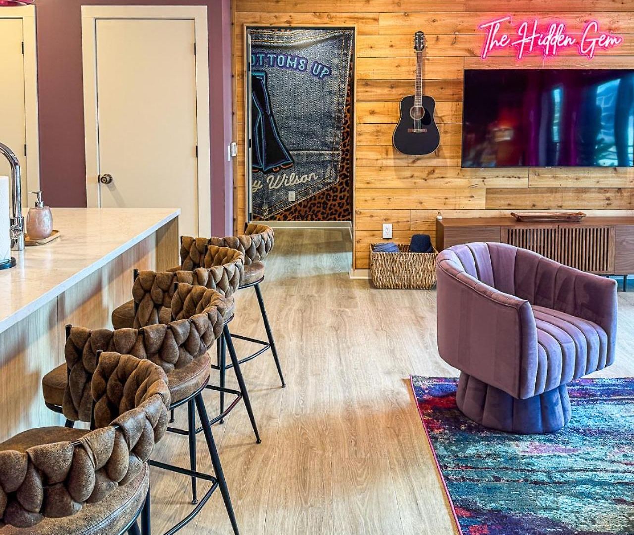 Walk To Broadway From The Hidden Gem With Pool Gym And Holiday home Nashville