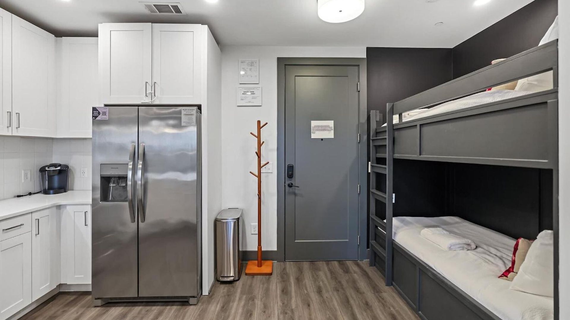 Modern For 6 With Rooftop & Gym Near Dt Holiday home *