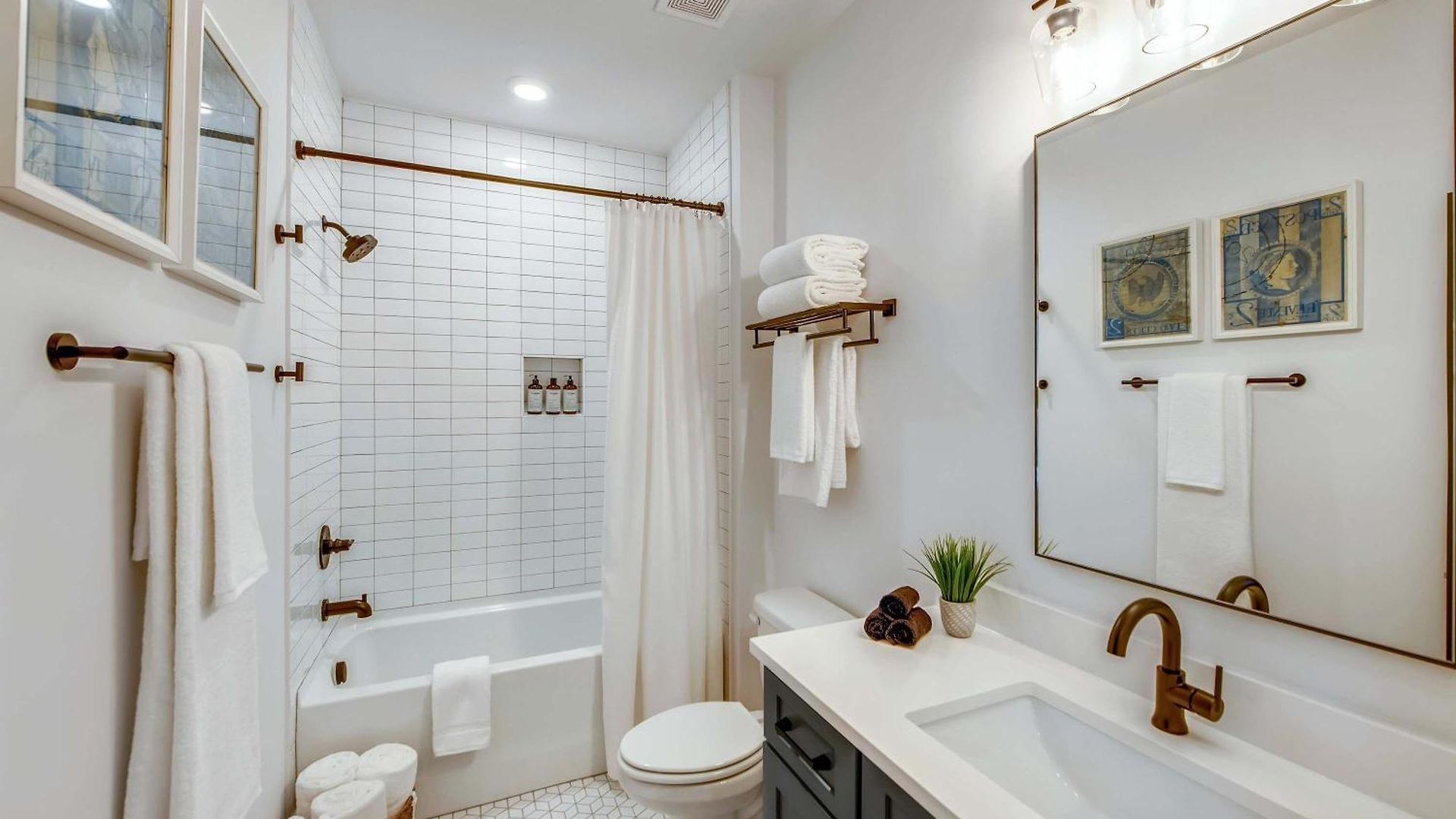 Two Beautiful Luxury Renovations Near Downtown Holiday home