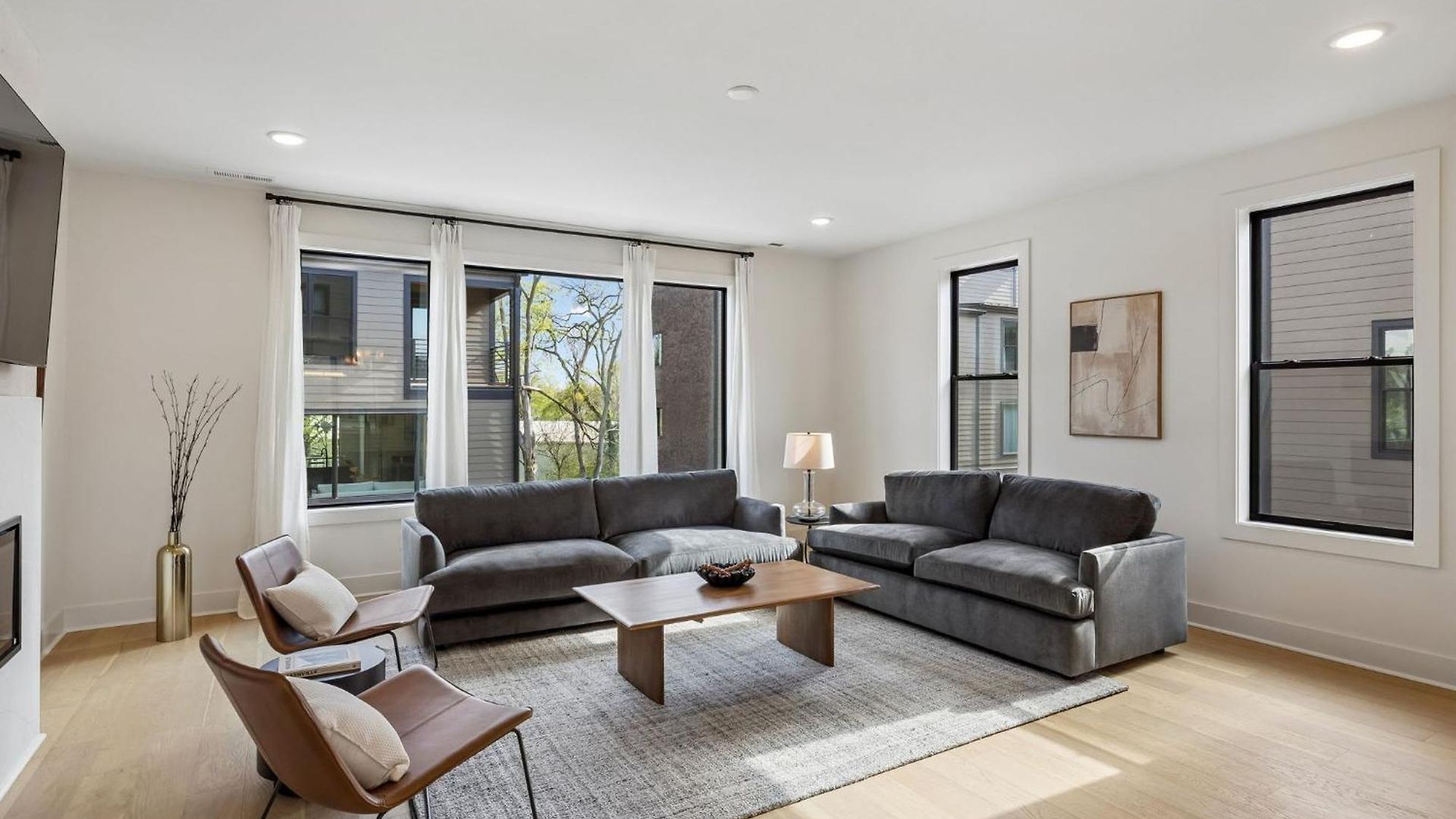 Stylish 3-story Townhome Hot Tub & Fireplace