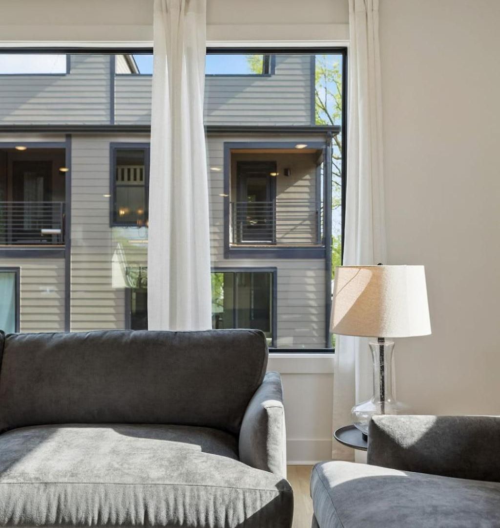 Stylish 3-story Townhome Hot Tub & Fireplace Holiday home *