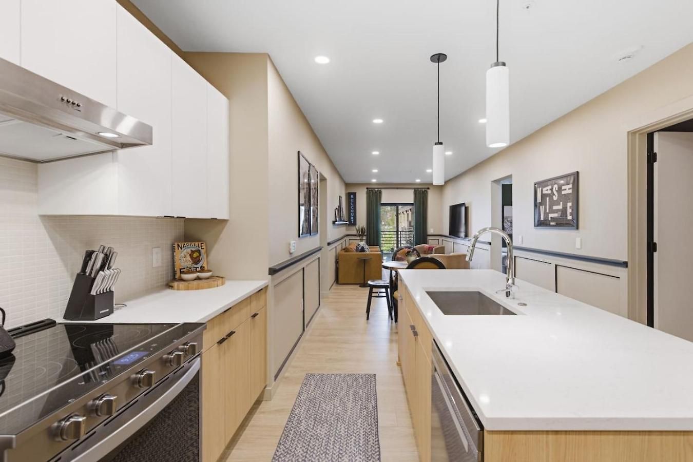 With Pool Balcony And Garage Walk To Downtown Broadway Holiday home Nashville