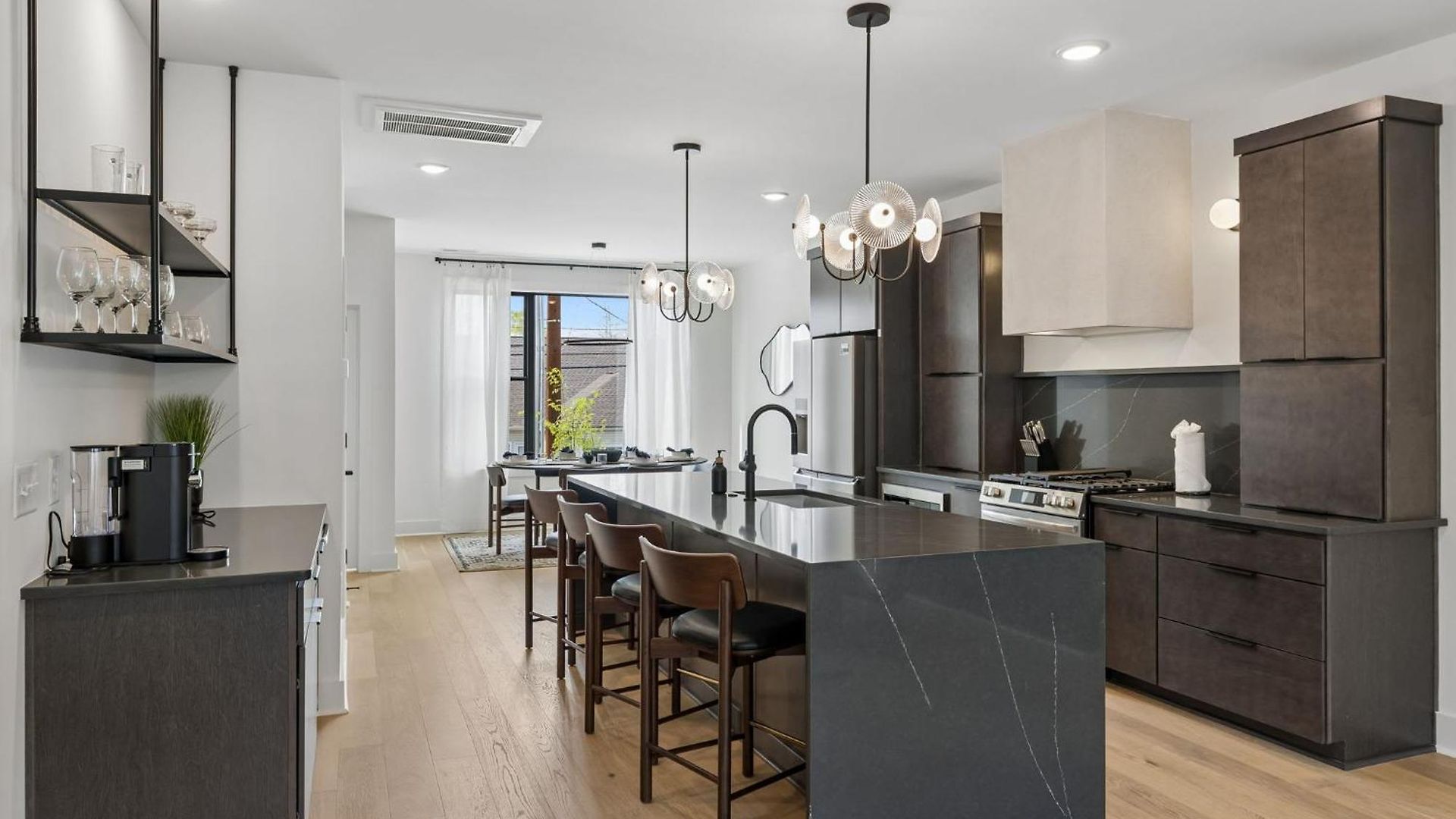 Elegant Townhome Rooftop Hot Tub & Fireplace Holiday home Nashville