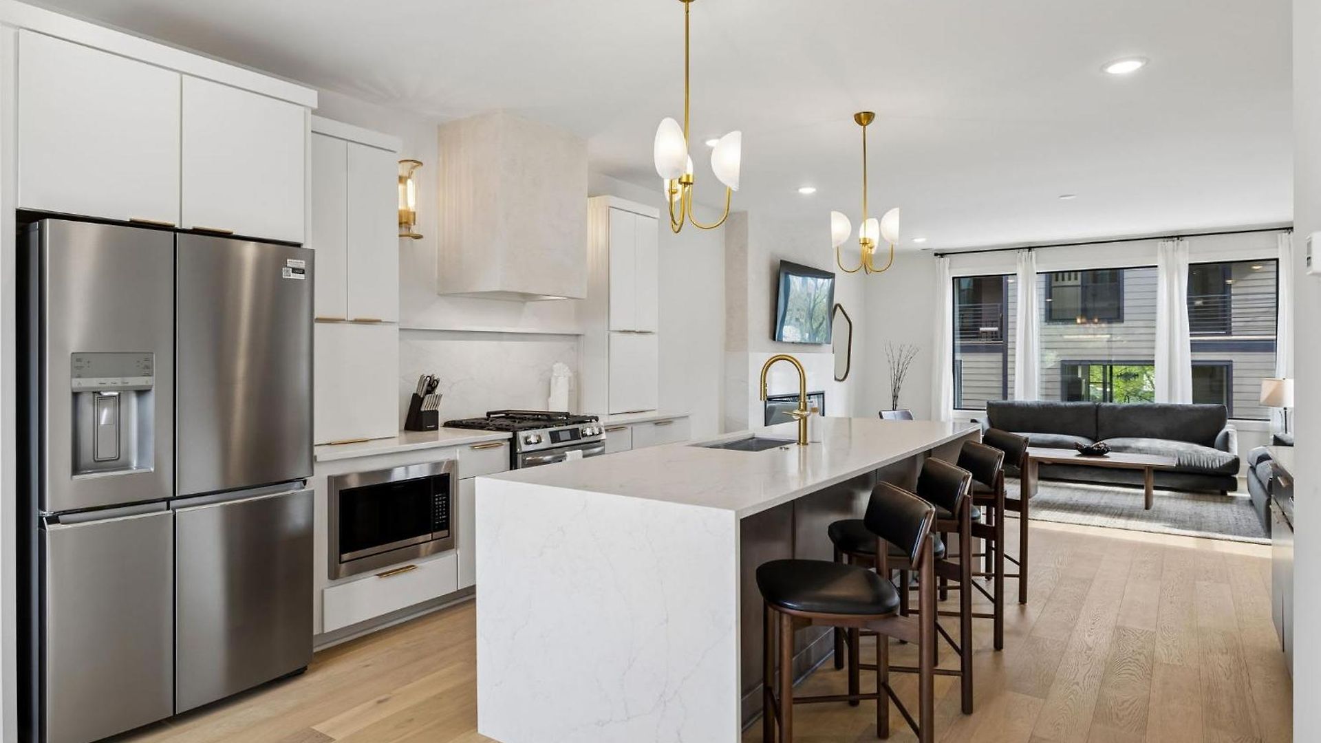 Stylish 3-story Townhome Hot Tub & Fireplace Holiday home Nashville