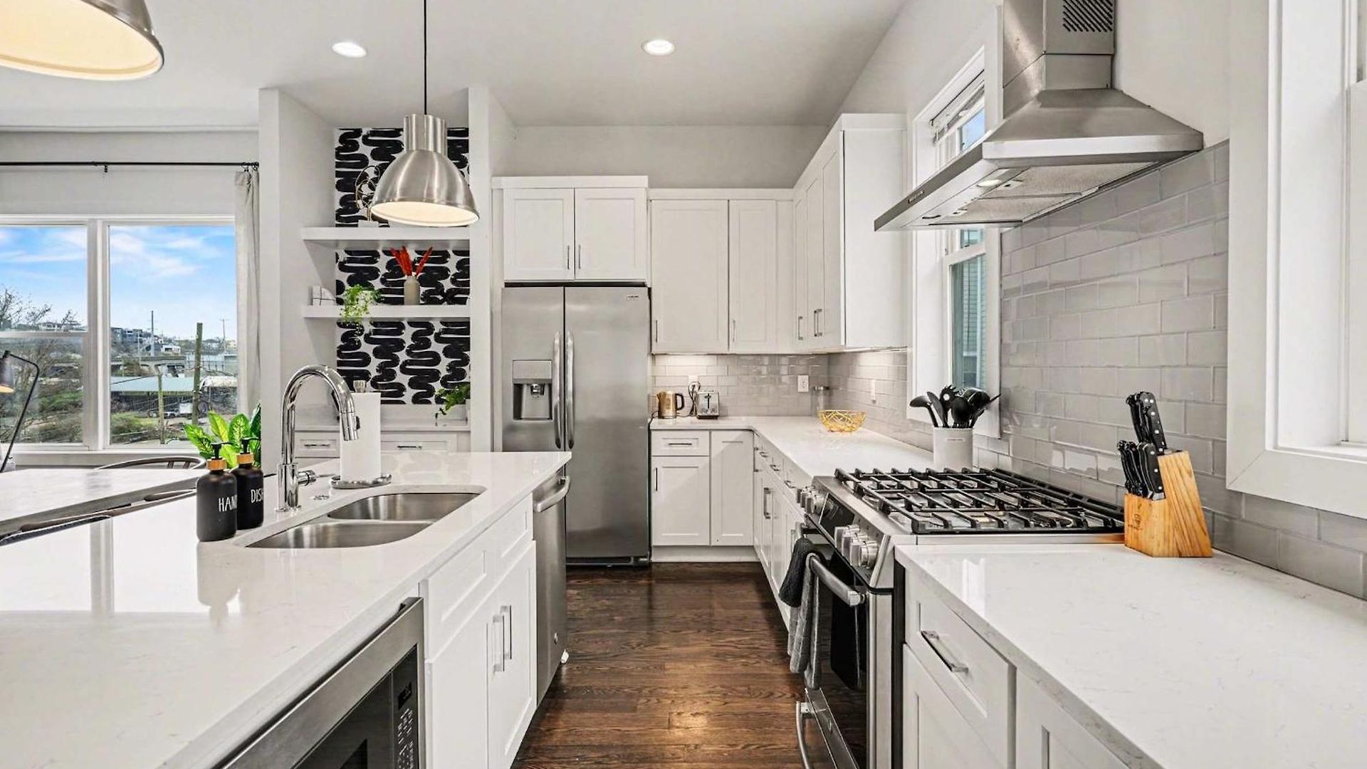 2 Stylish Townhomes W Rooftop Views Near Broadway