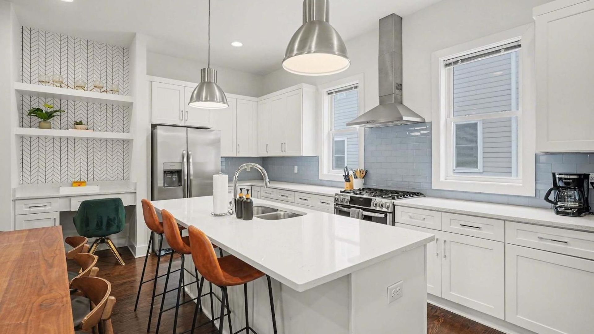 Holiday home 2 Modern Townhomes W Rooftop Views Near Broadway