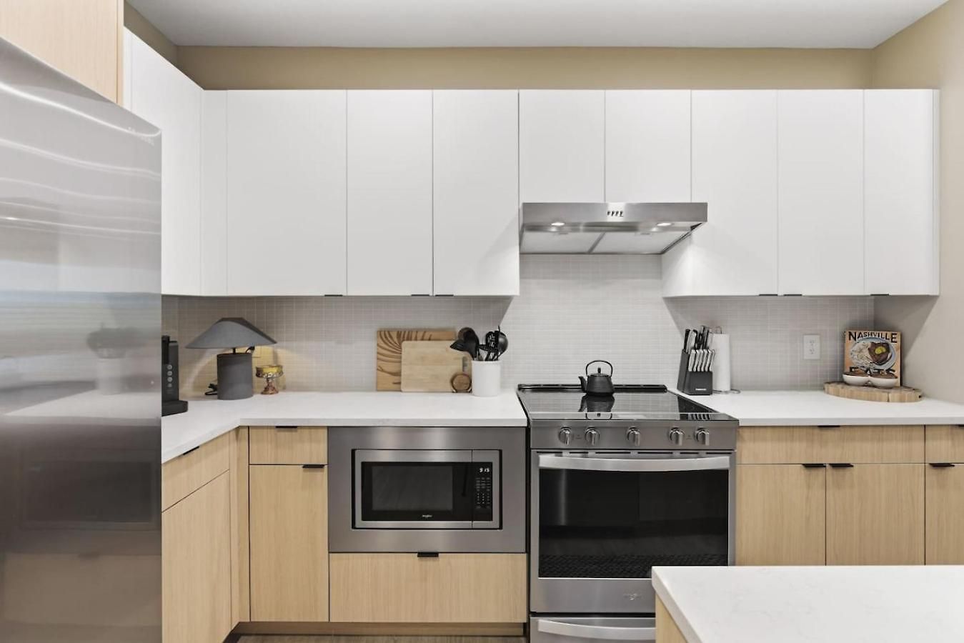 With Pool Balcony And Garage Walk To Downtown Broadway Holiday home