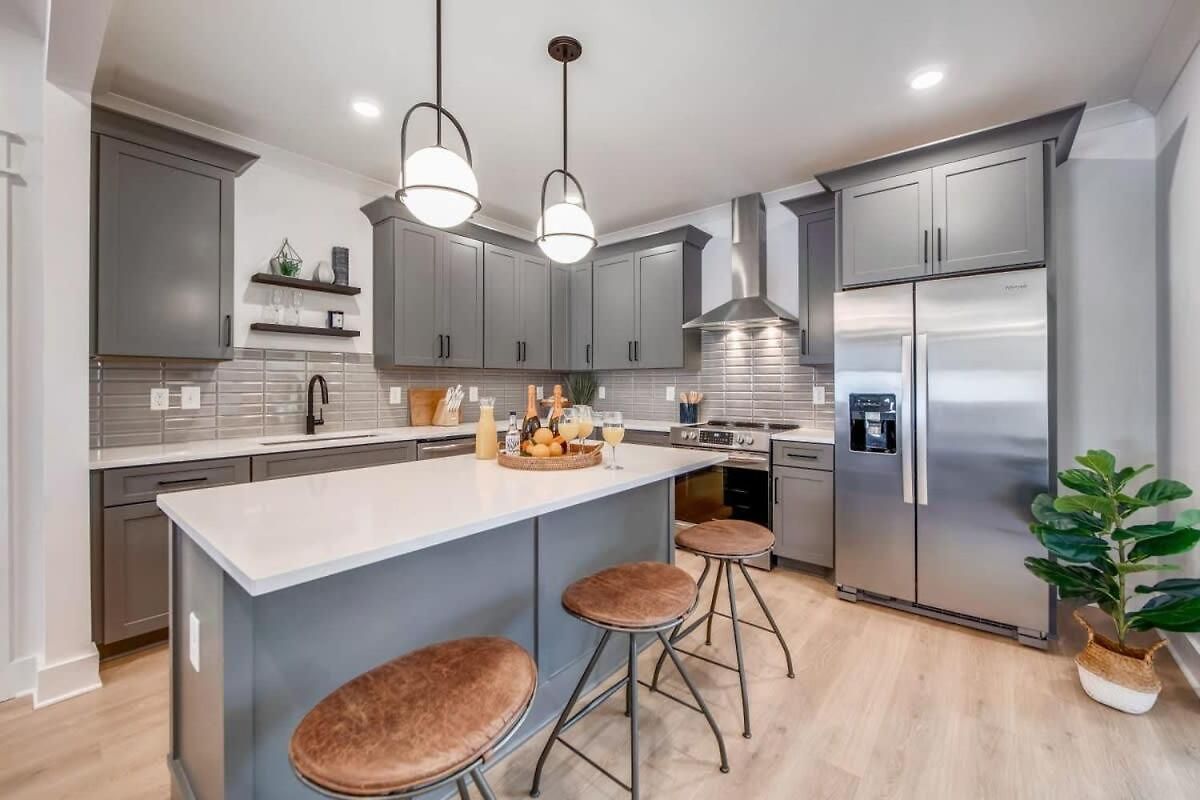 Beautiful Luxury Renovation 5 Minutes To Downtown Holiday home