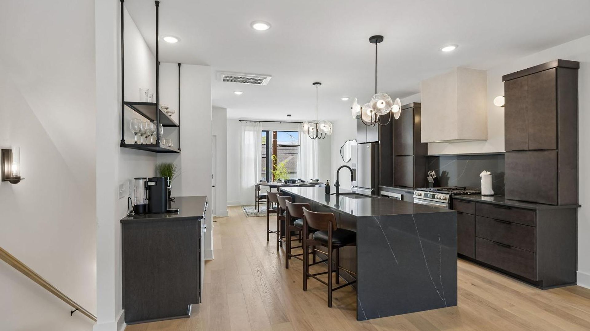 Elegant Townhome Rooftop Hot Tub & Fireplace Nashville