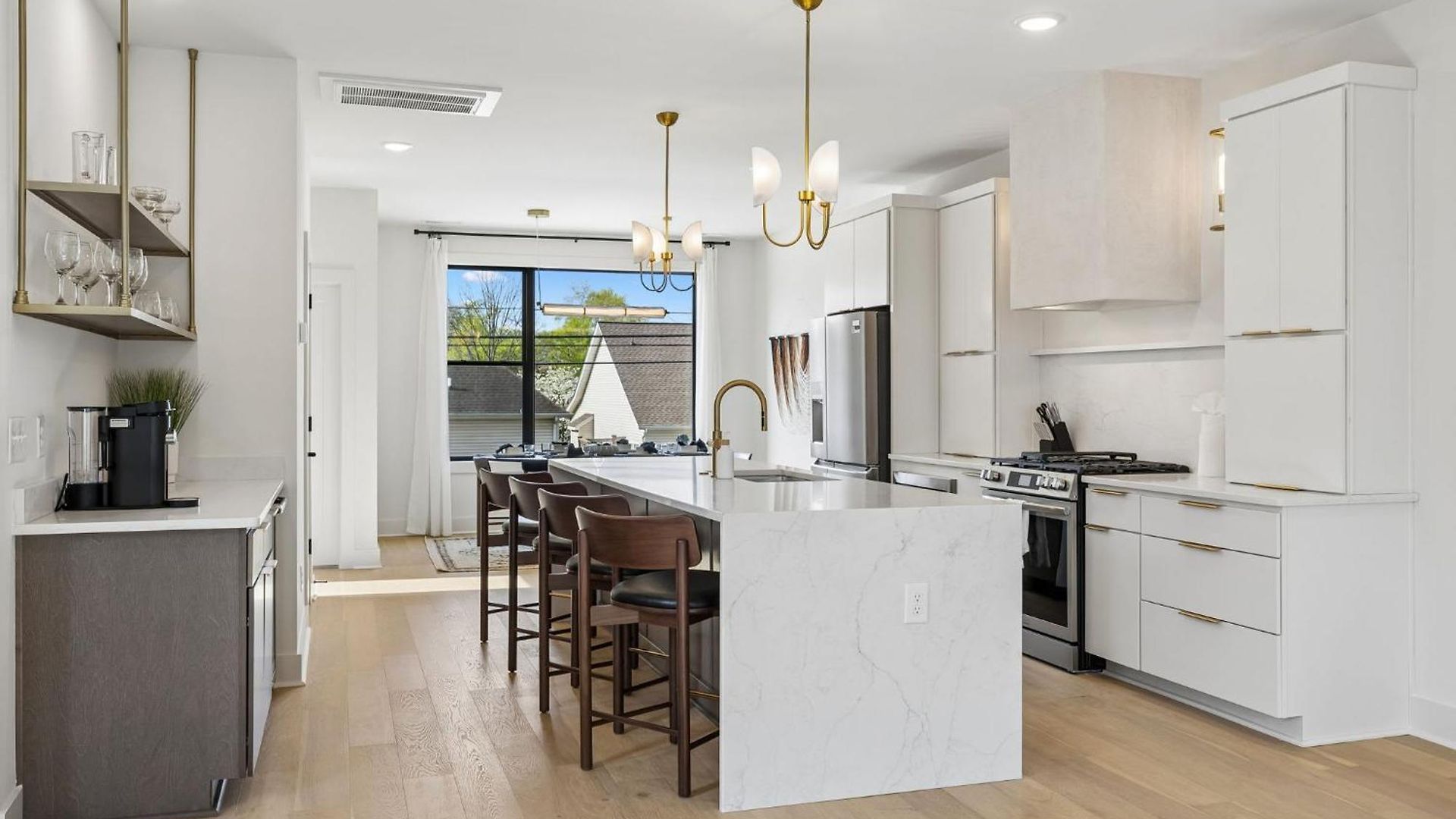 Stylish 3-story Townhome Hot Tub & Fireplace * Nashville