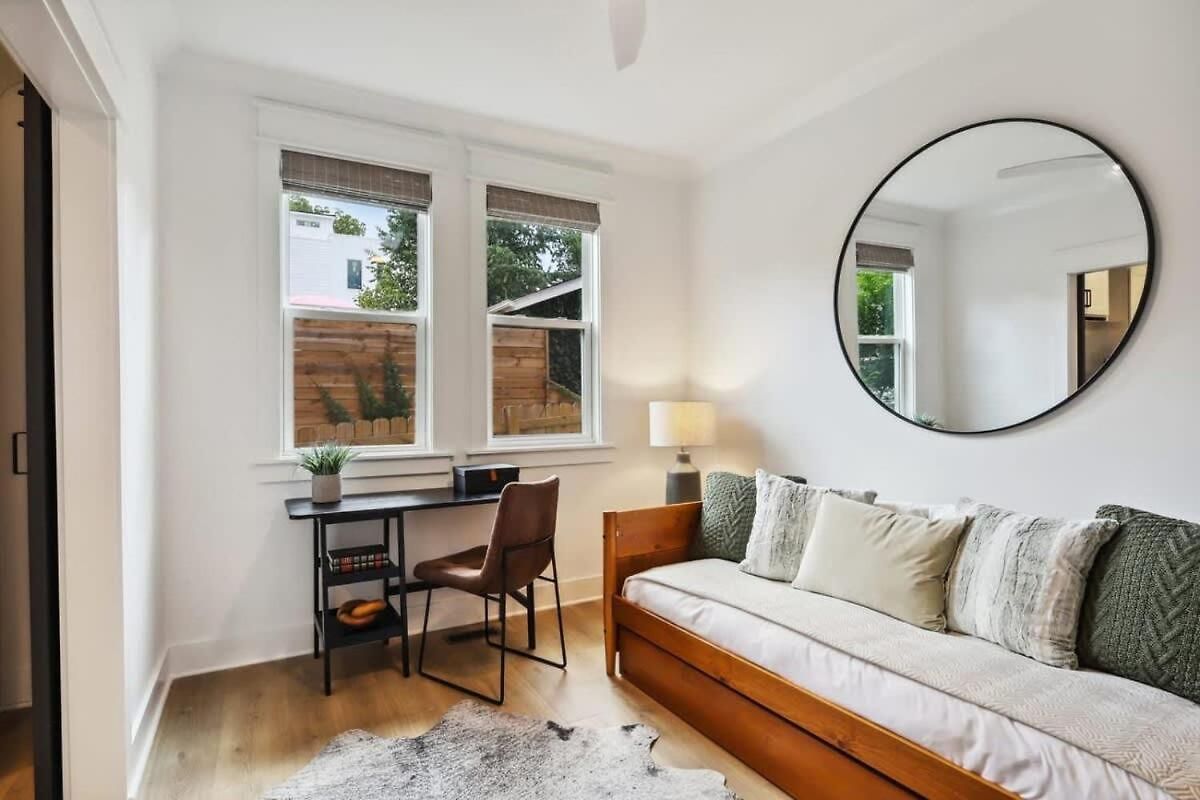 Beautiful Luxury Renovation Near Downtown Holiday home *