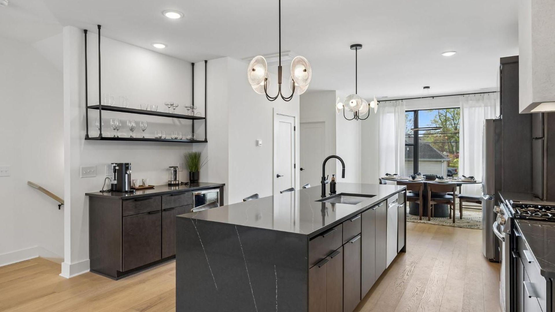Holiday home Elegant Townhome Rooftop Hot Tub & Fireplace