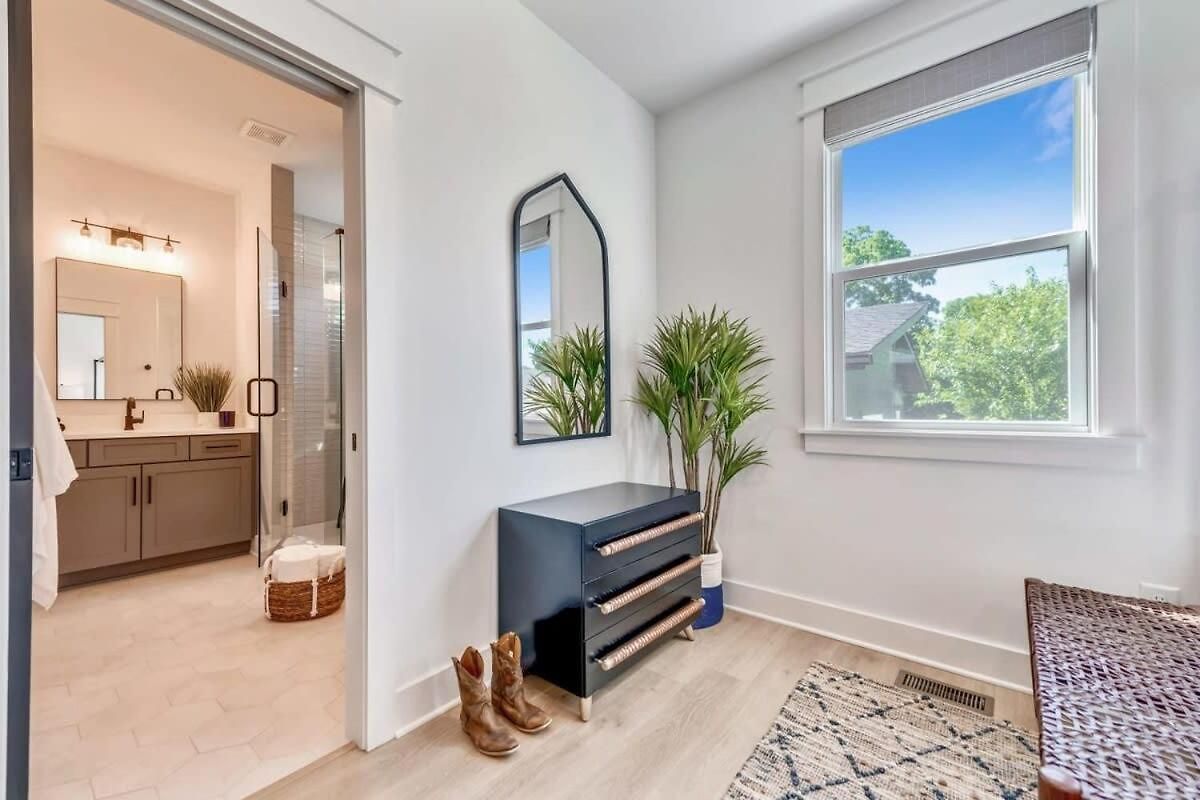 Beautiful Luxury Renovation 5 Minutes To Downtown Holiday home *