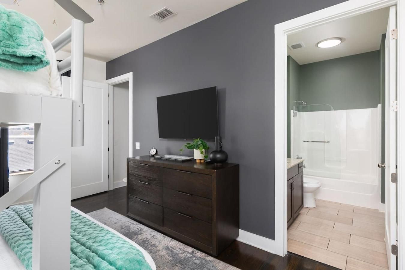 With Garage Parking - By Vanderbilt And Only 2 Miles To Downtown Holiday home *