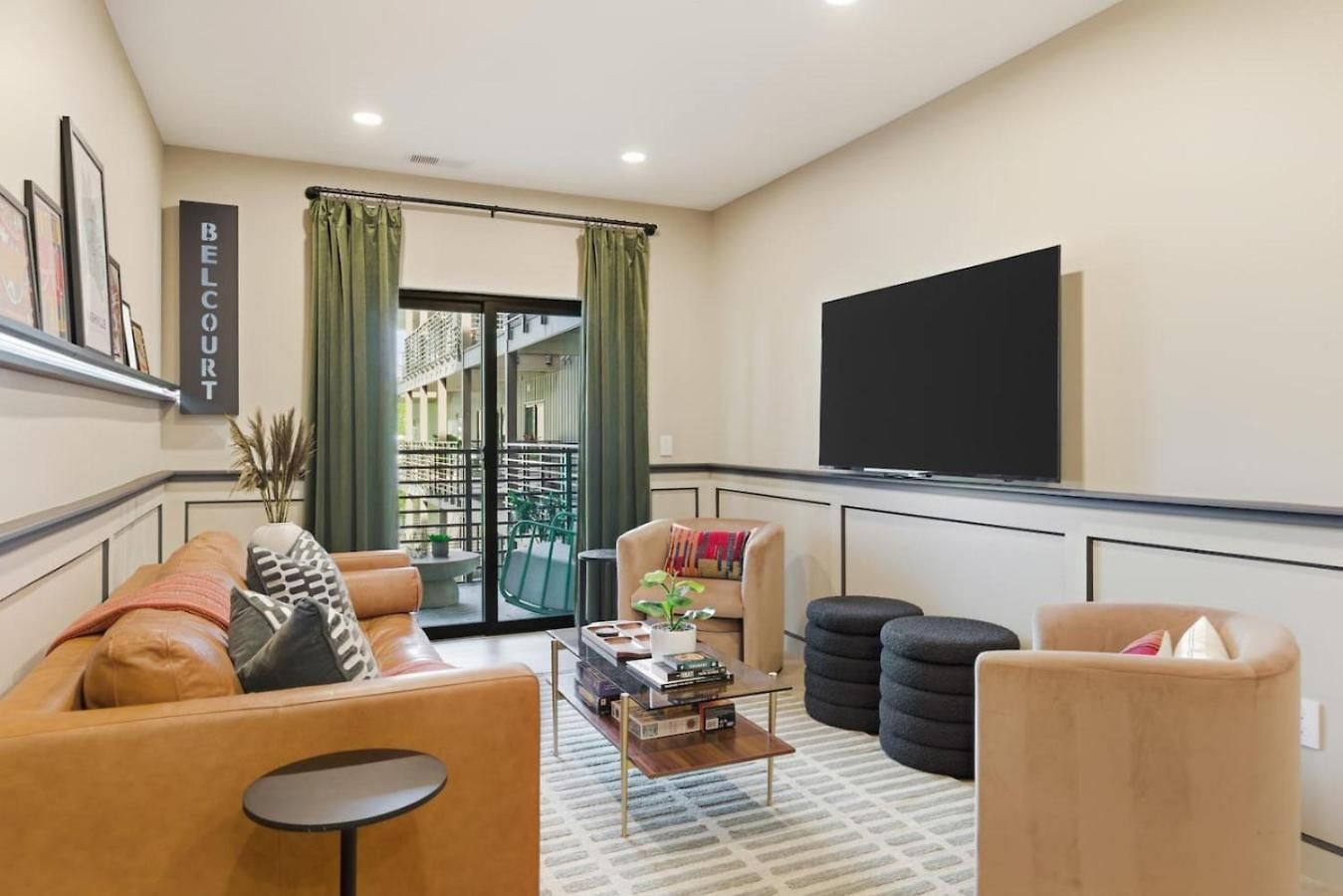 With Pool Balcony And Garage Walk To Downtown Broadway Holiday home