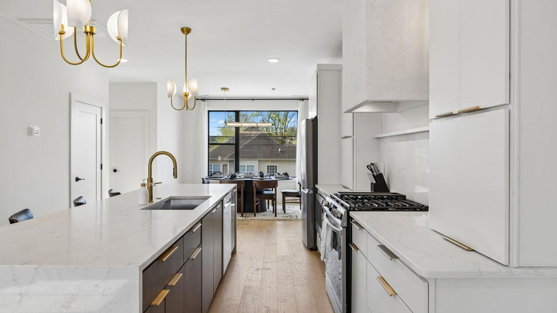 Stylish 3-story Townhome Hot Tub & Fireplace Holiday home