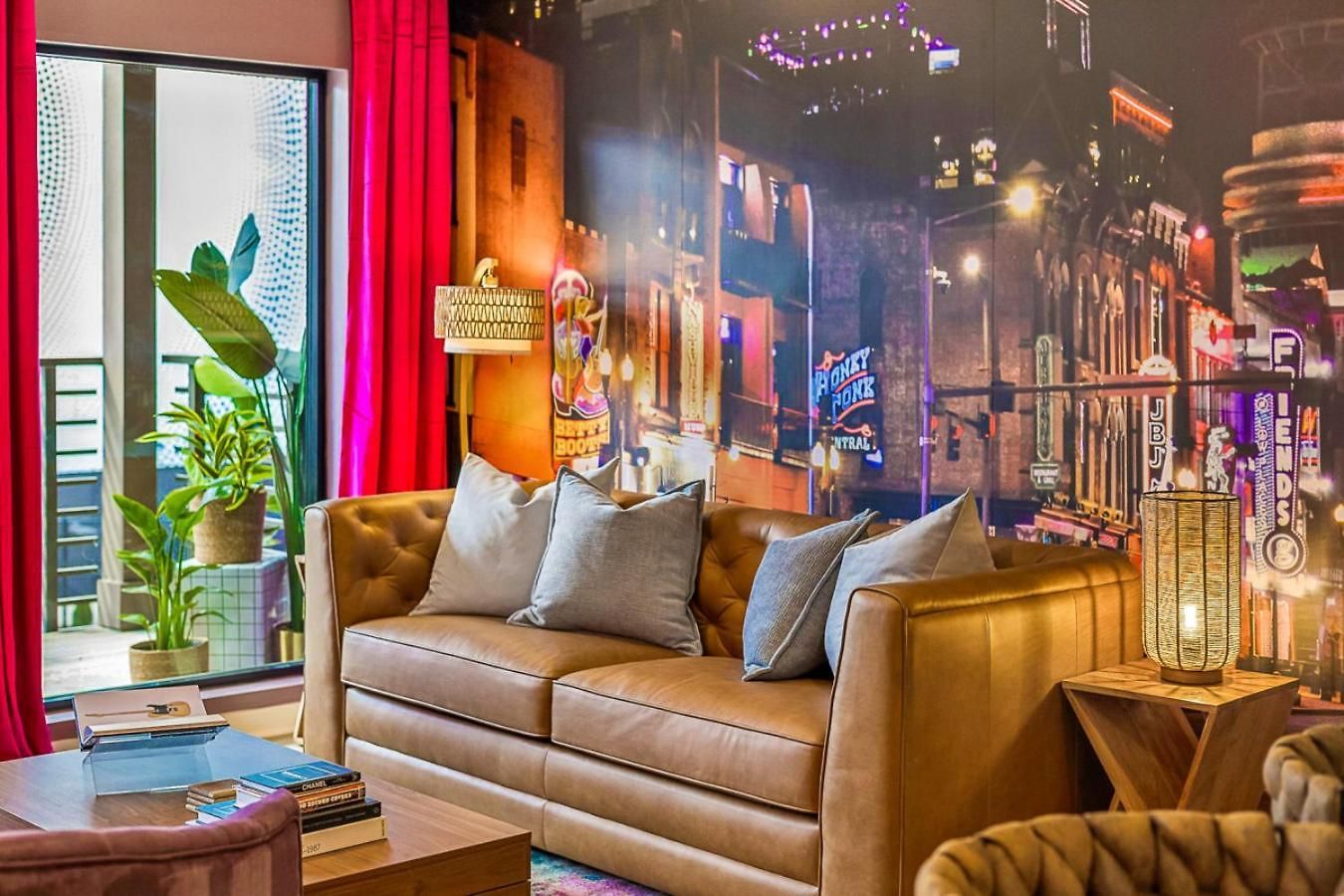 Walk To Broadway From The Hidden Gem With Pool Gym And Holiday home Nashville