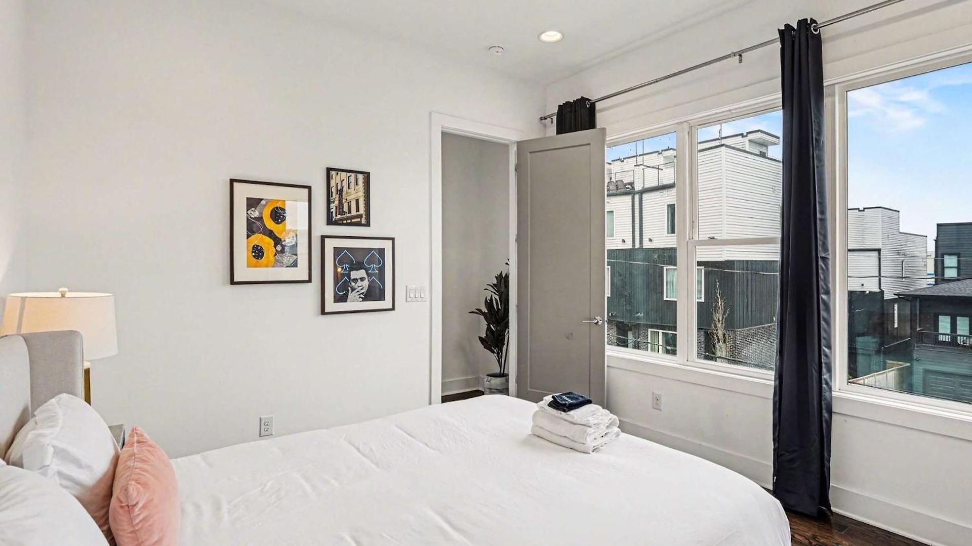Holiday home 2 Stylish Townhomes W Rooftop Views Near Broadway