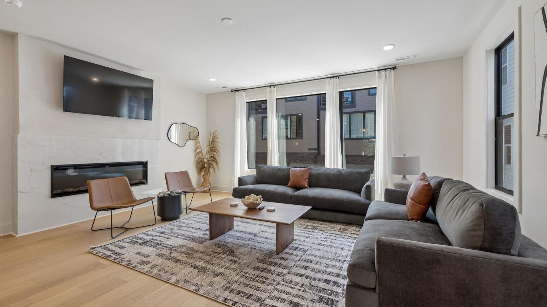Luxury Townhouse With Exclusive Rooftop Hot Tub Holiday home