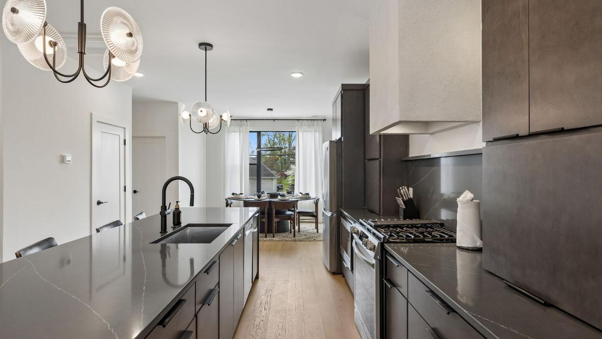 Elegant Townhome Rooftop Hot Tub & Fireplace *