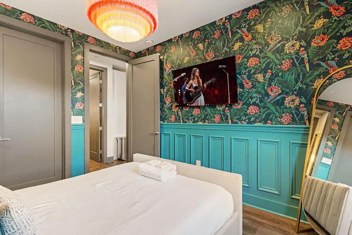 Holiday home Petal & Palm-rooftop Patio & Gym-mins To Broadway *