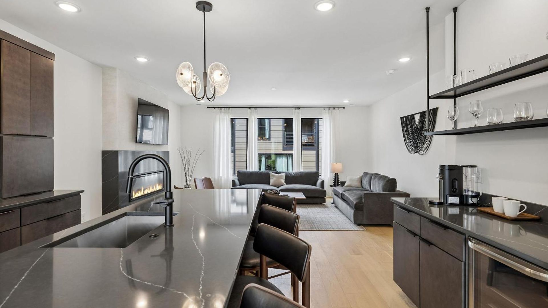 Trendy Townhouse Rooftop Hot Tub & Fireplace Holiday home Nashville