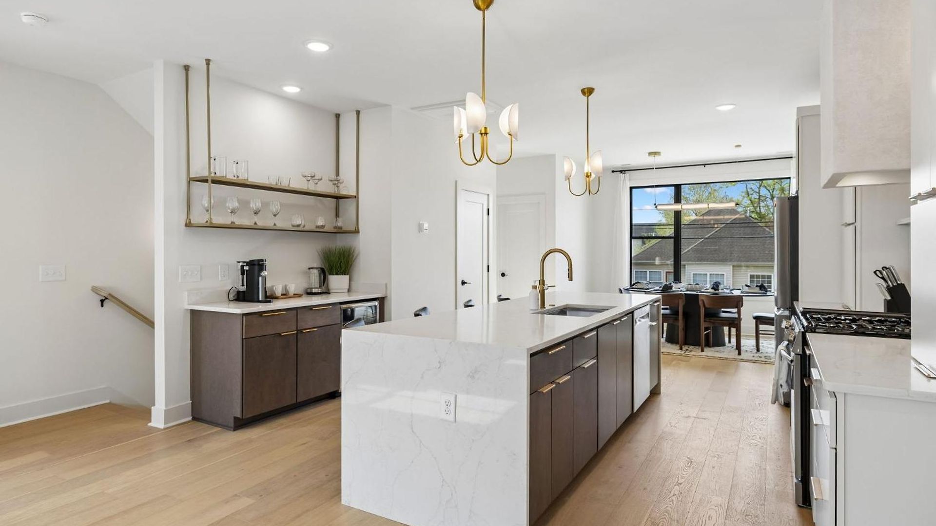Stylish 3-story Townhome Hot Tub & Fireplace *