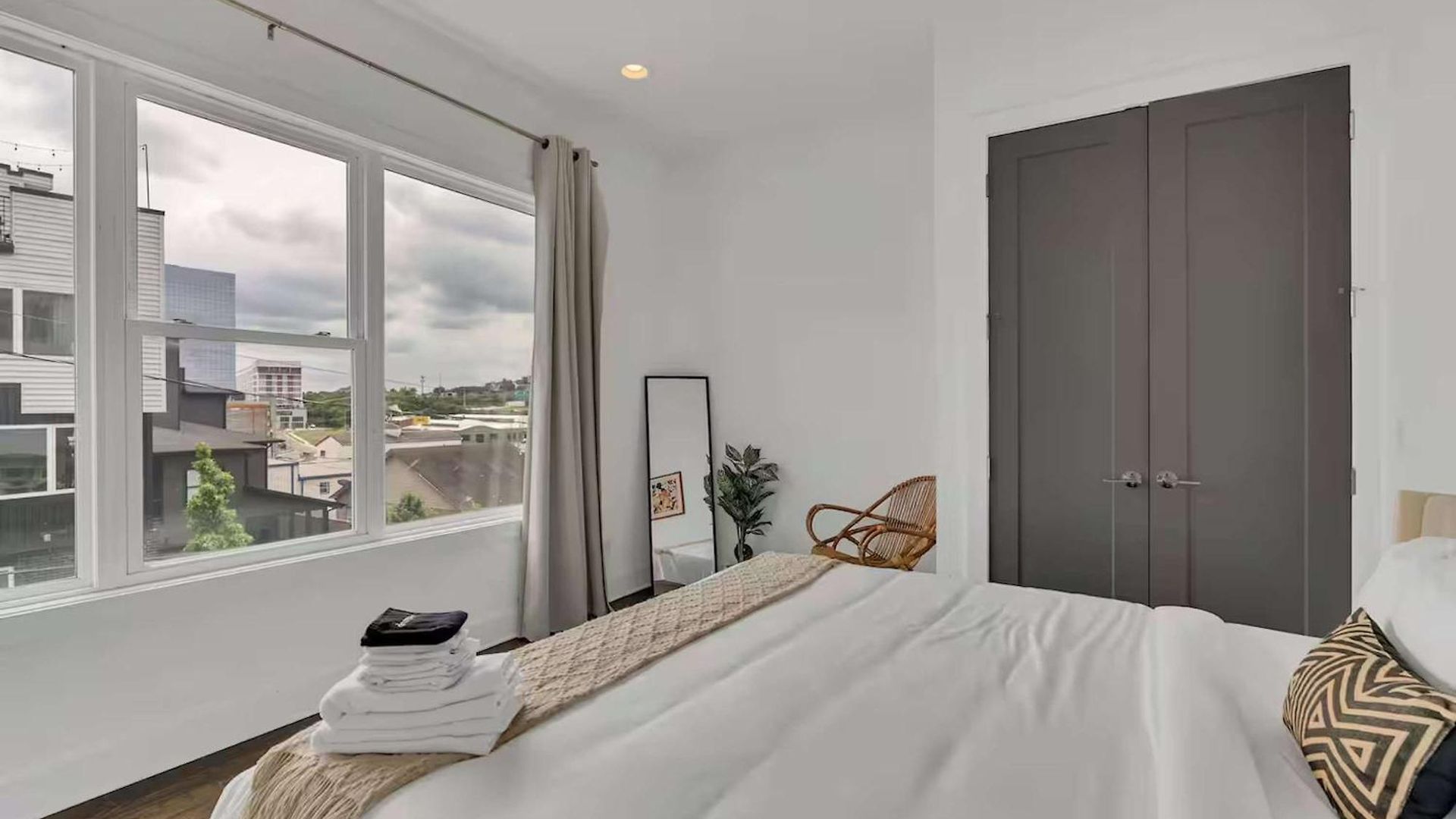 Holiday home Stylish Townhome W Rooftop Views Near Broadway